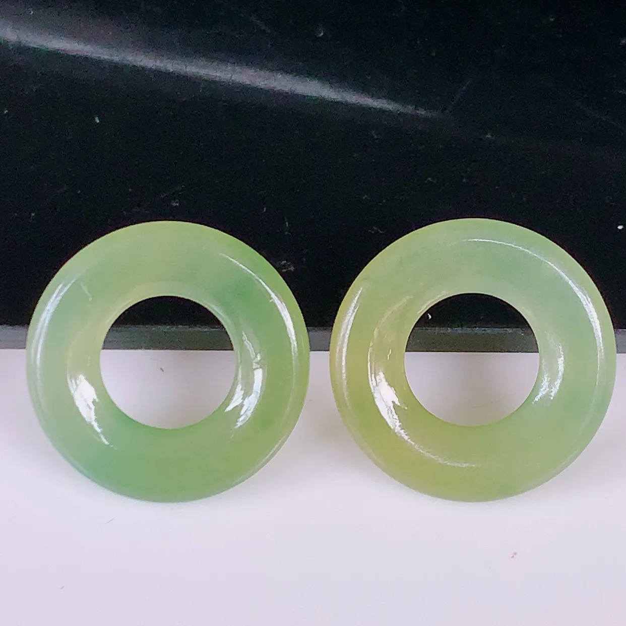 自然光实拍，冰种黄翡翡翠一对平安扣耳坠，翠色灵动，玉质细腻，颜色漂亮，品相佳，佩戴佳品！配银线 #7