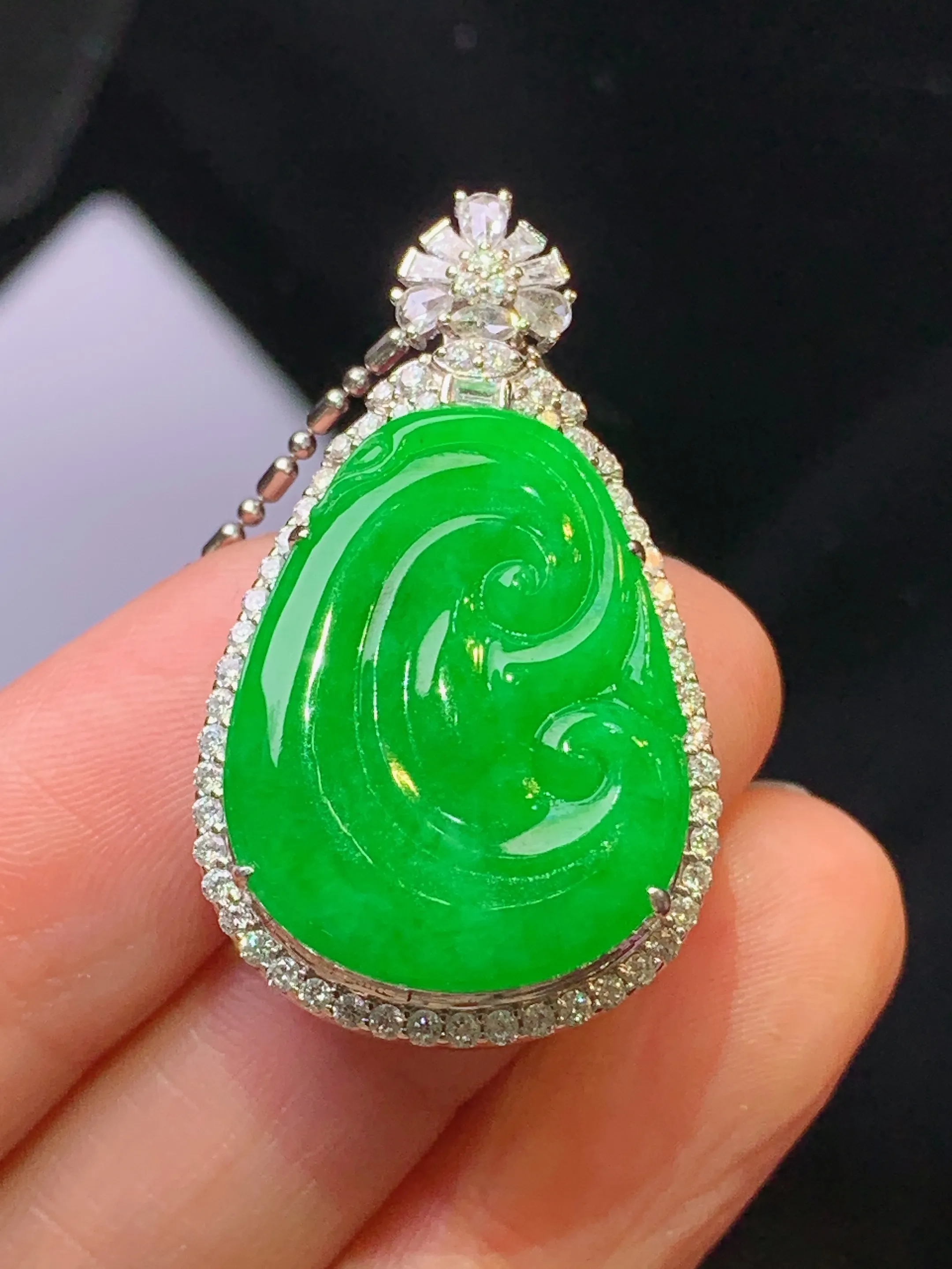 18金钻镶嵌满绿如意吊坠 玉质细腻 色泽清新艳丽 整体尺寸34.6*20.6*11.2