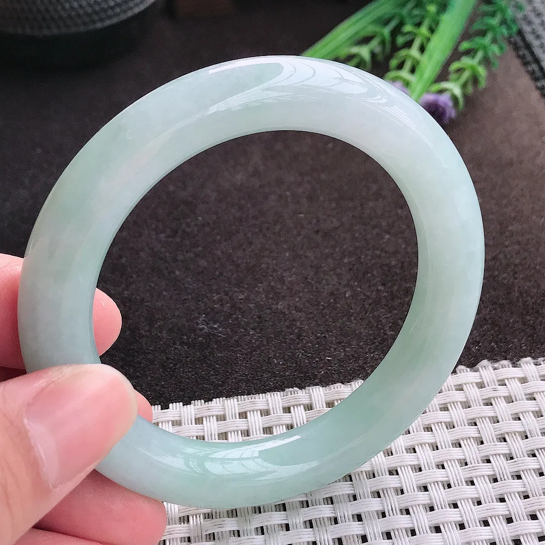 实拍A货翡翠54.8/10.9/10.6老坑秀气冰润天空蓝圆条手镯翡翠玉镯子