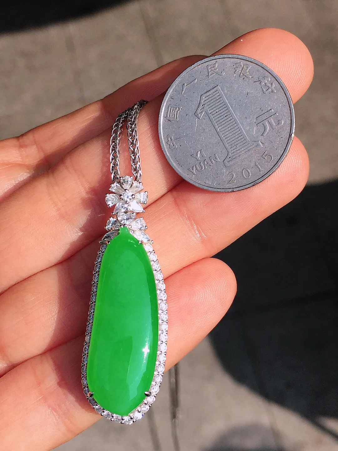 阳绿福瓜吊坠，色泽均匀艳丽，玉质细腻，荧光感超
强，饱满圆润，尽显优雅气质，18k
金豪华镶嵌