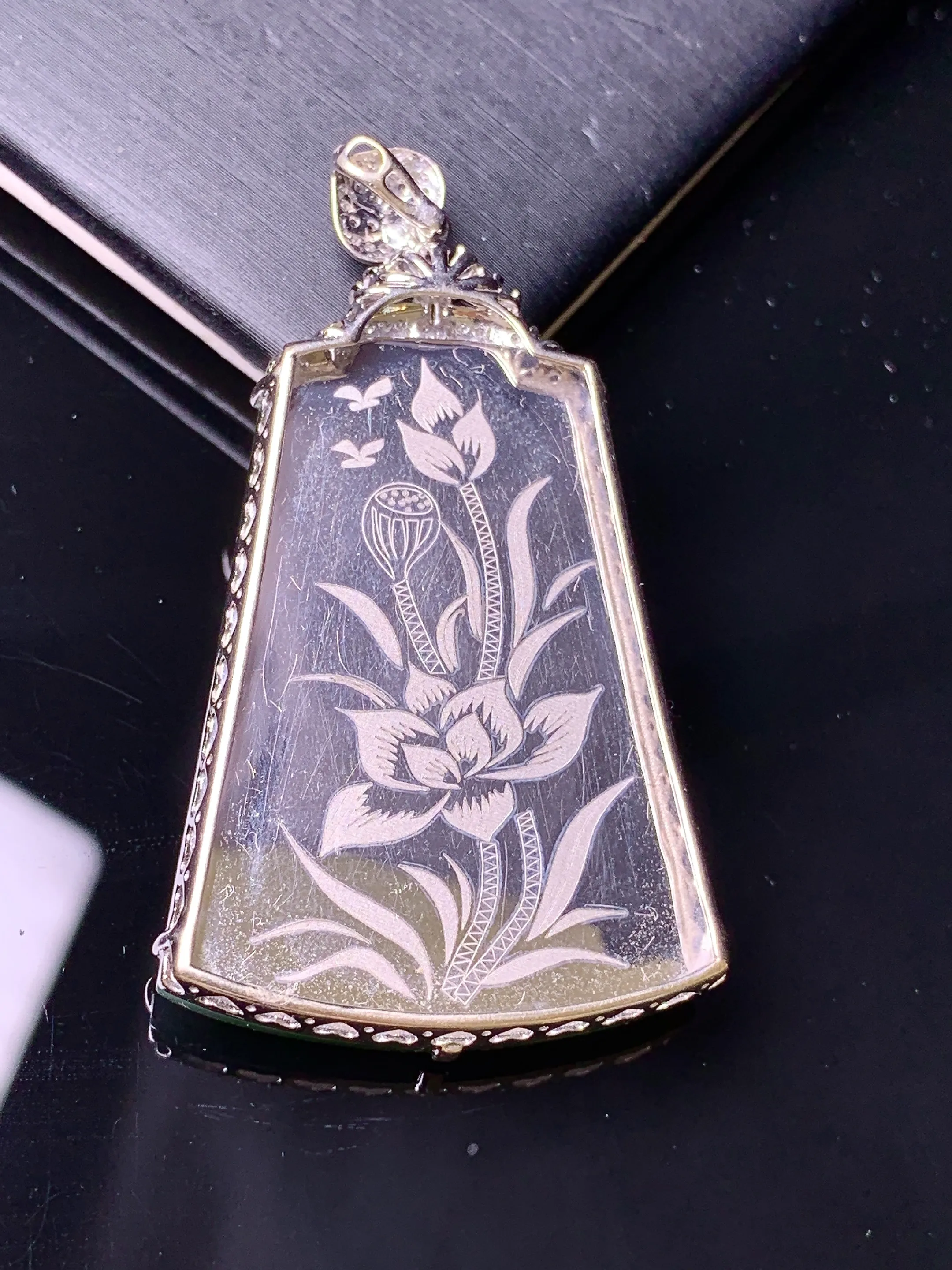 18金钻镶嵌翠绿无事牌吊坠 玉质细腻 色泽清新艳丽 整体尺寸49.3*28*5.8