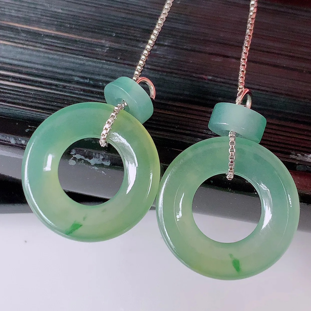 自然光实拍，冰种黄加绿翡翠一对平安扣耳坠，翠色灵动，玉质细腻，颜色漂亮，品相佳，佩戴佳品！配银线 #762.3平安扣尺寸14.6*2mm