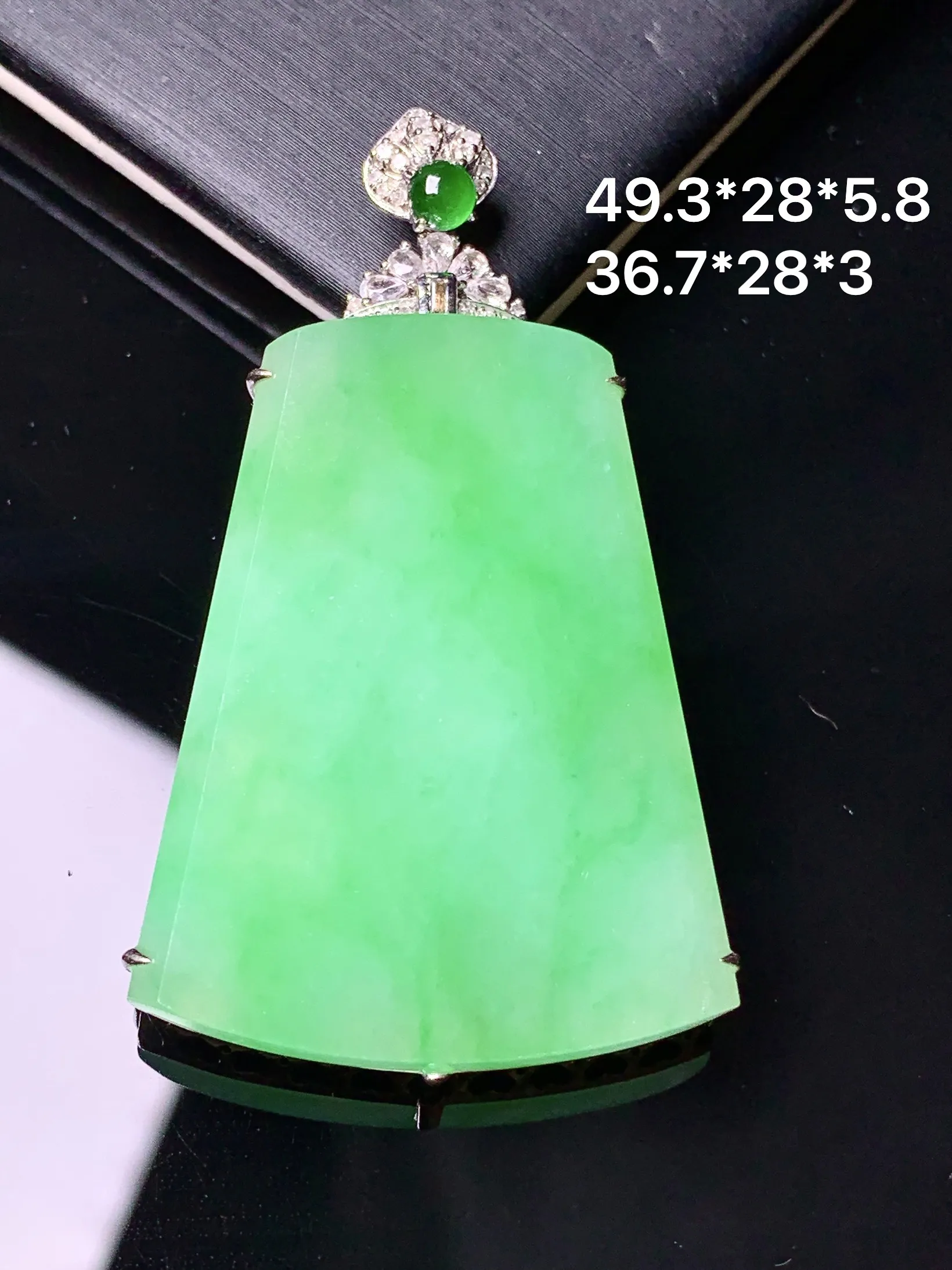 18金钻镶嵌翠绿无事牌吊坠 玉质细腻 色泽清新艳丽 整体尺寸49.3*28*5.8