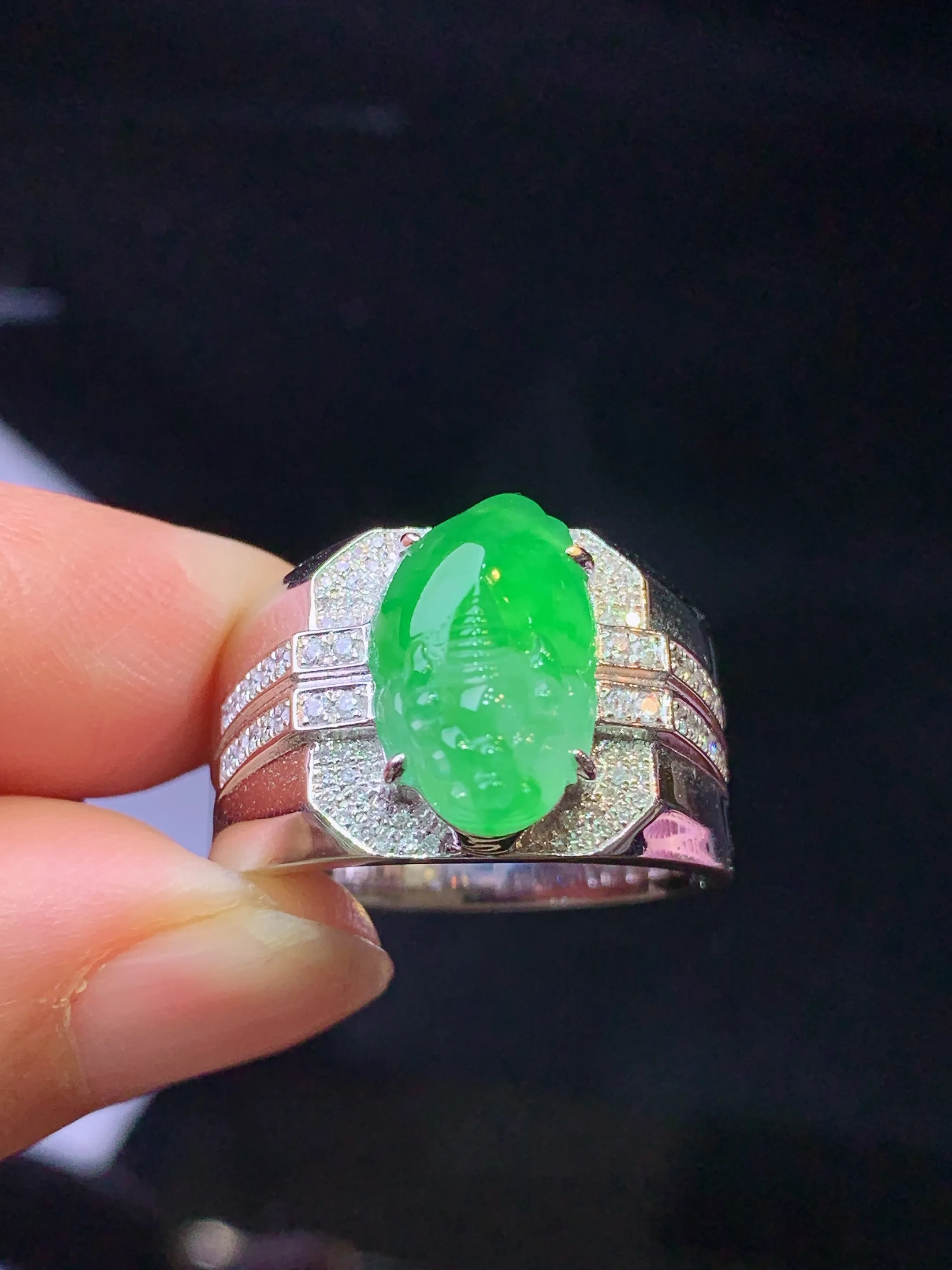 18金钻镶嵌翠绿貔貅戒指 玉质细腻 色泽清新艳丽 圈口20.5 裸石尺寸14.3*8.6*5.6