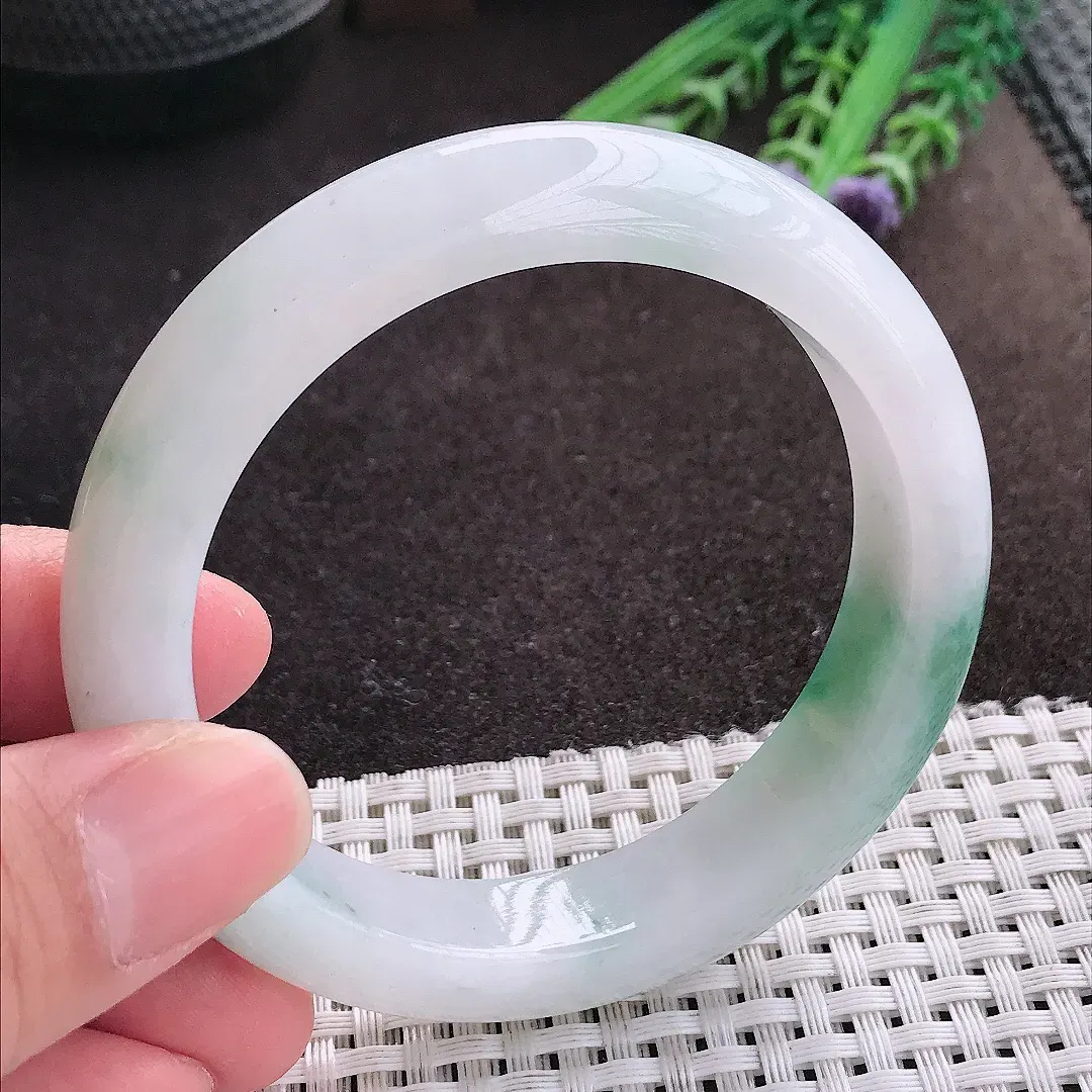 实拍A货翡翠56.5/12.5/9老坑精美冰润飘花手镯宽边玉镯子