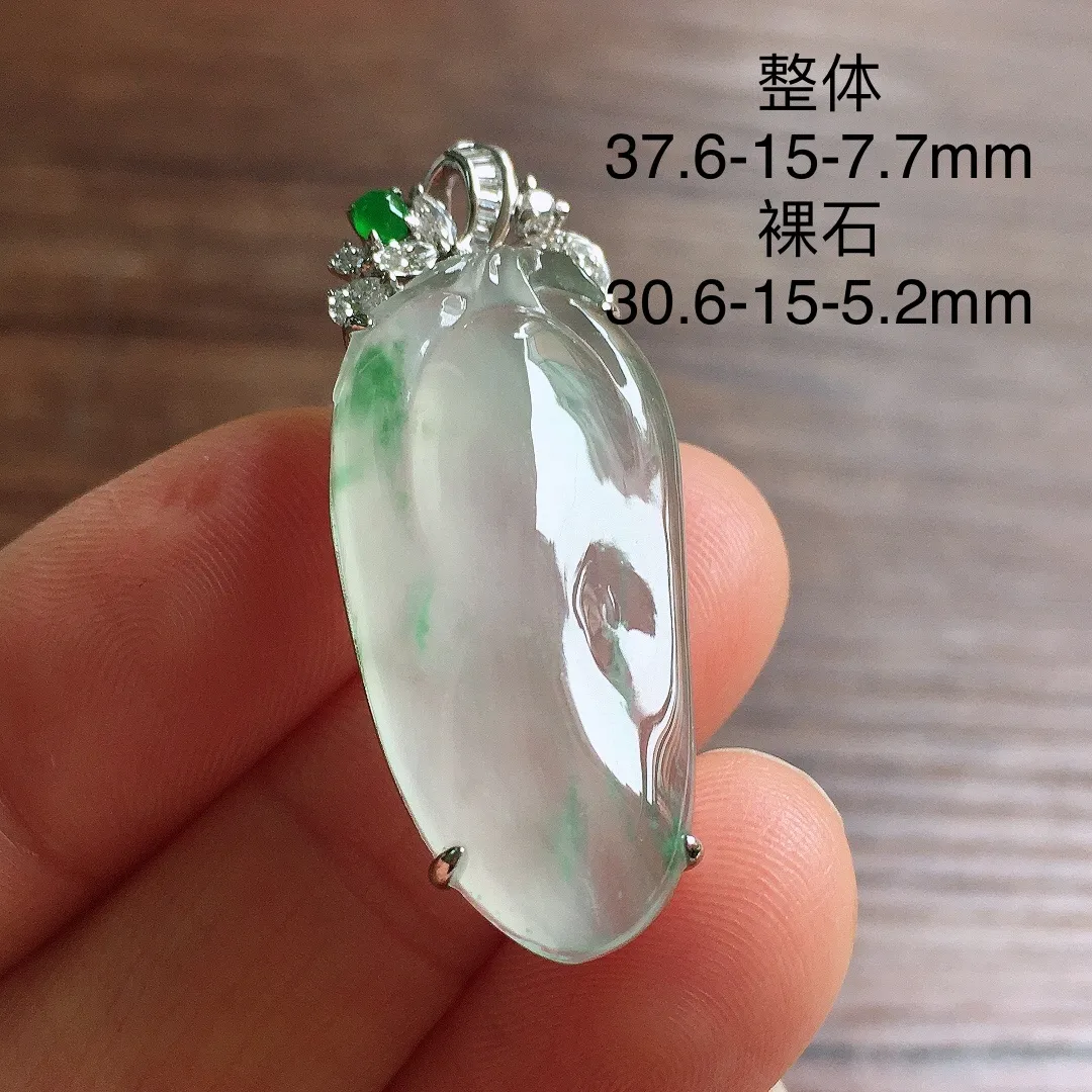 冰飘花福瓜吊坠，18k金镶嵌，冰润饱满，玉质细腻，种水足，Jj 尺寸37.6*15*7.7