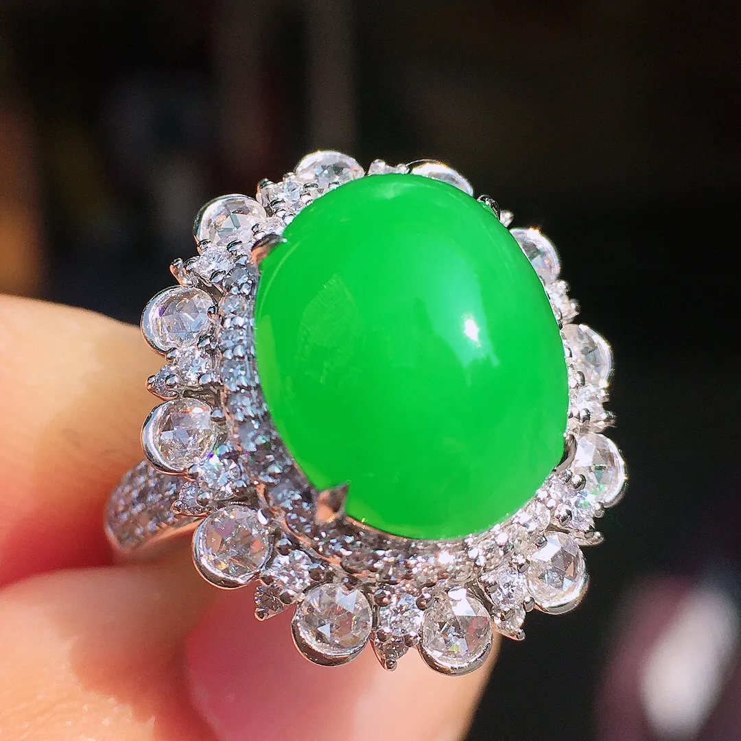 阳绿蛋面戒指，色泽均匀艳丽，玉质细腻，荧光感超
强，饱满圆润，尽显优雅气质，18k
金豪华镶嵌