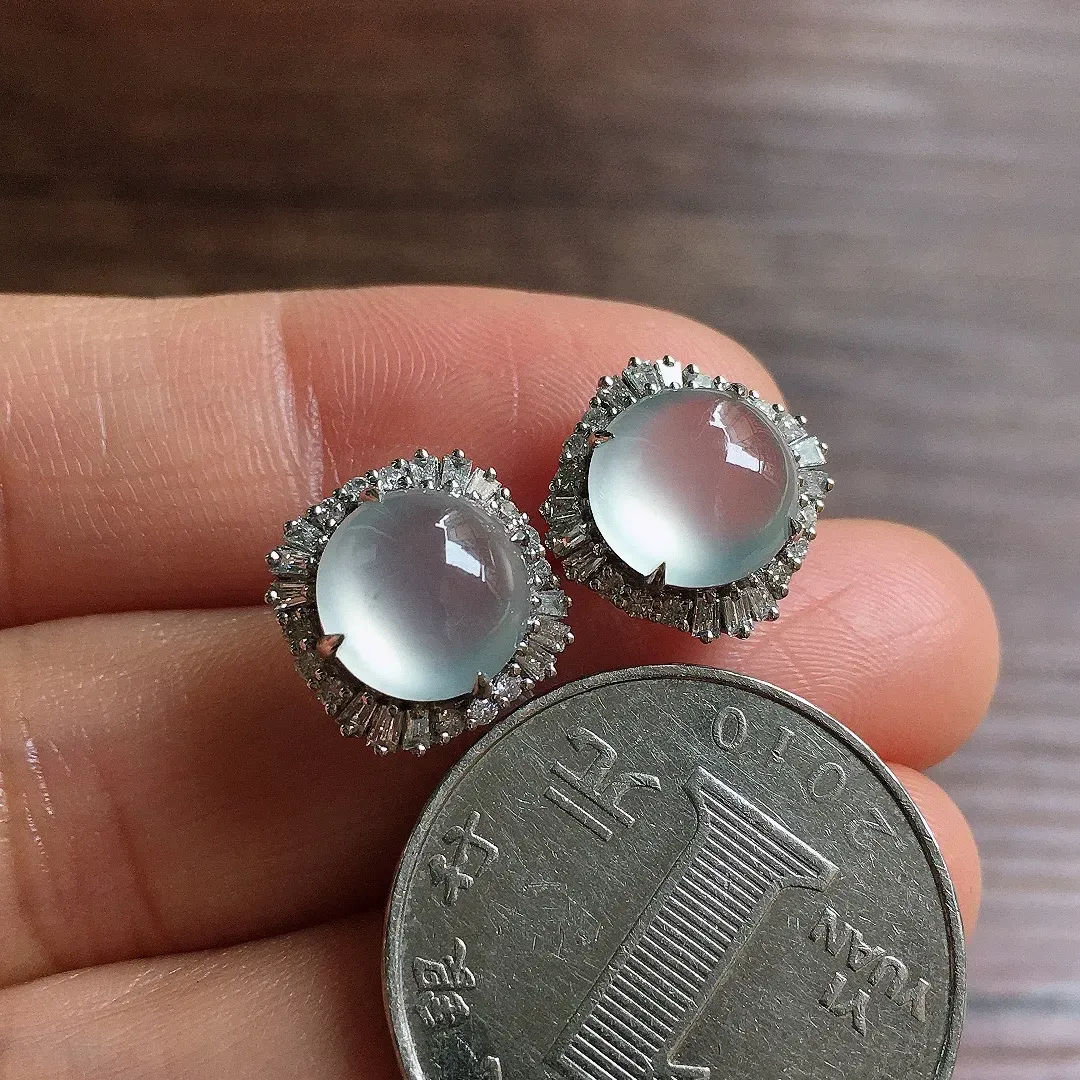 冰种蛋面耳钉，18k金镶嵌，款式新颖，冰润细腻，种水足，Bb 尺寸13.3*8.5*8.5