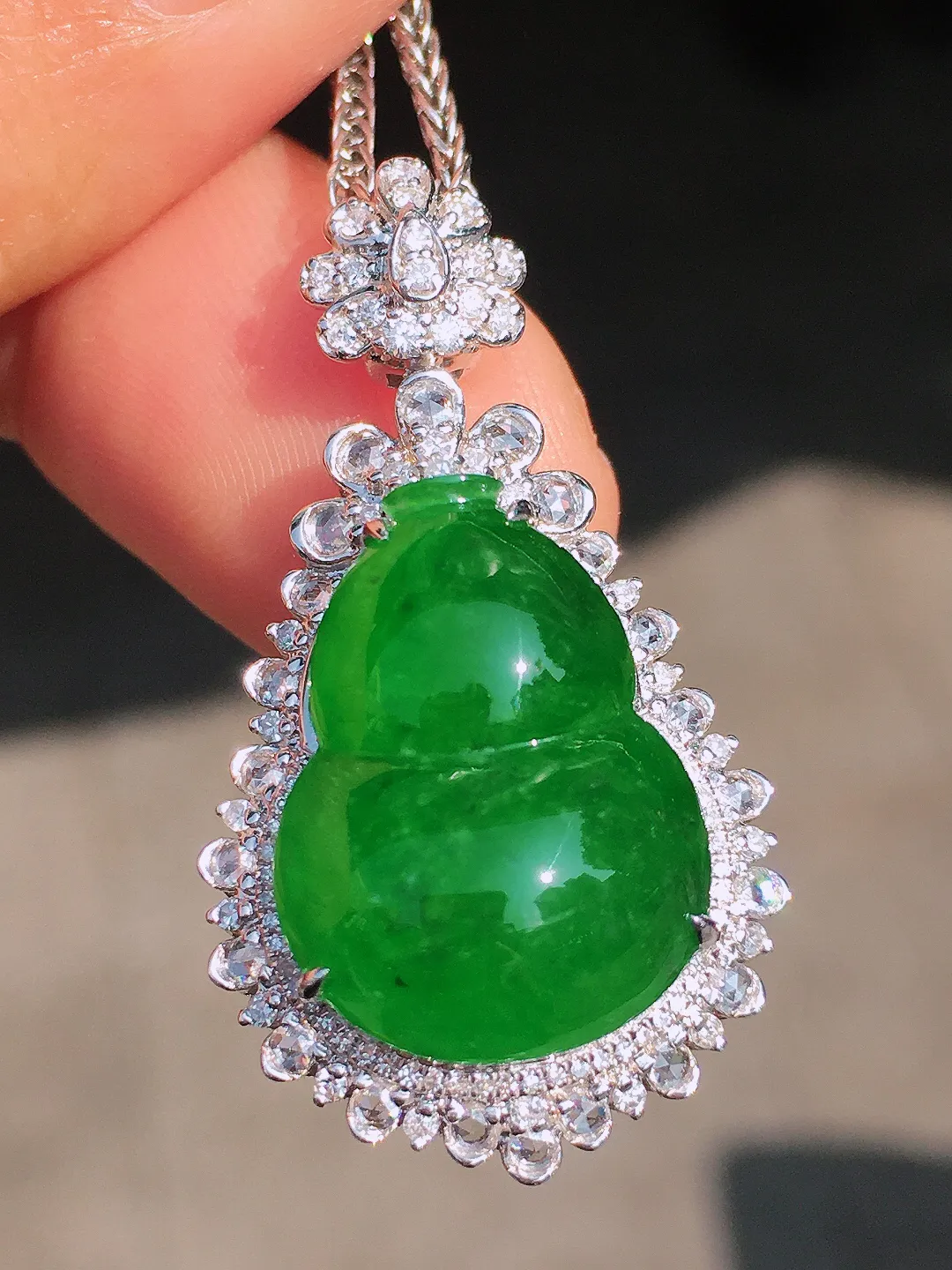 阳绿葫芦吊坠，色泽均匀艳丽，玉质细腻，荧光感超
强，饱满圆润，尽显优雅气质，18k
金豪华镶嵌