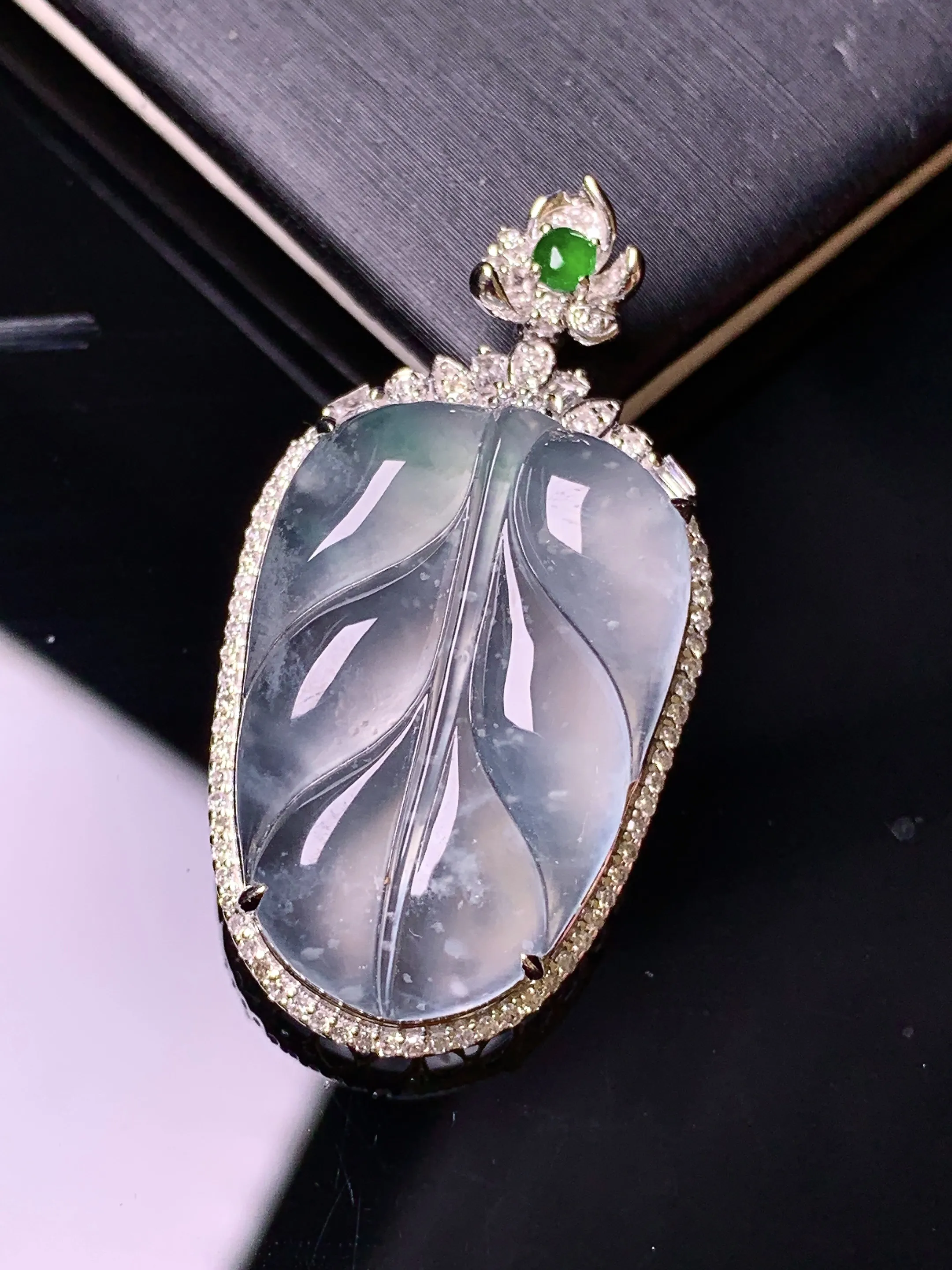 18金钻镶嵌冰种树叶吊坠 玉质细腻 色泽清新艳丽 整体尺寸35.8*18.8*7