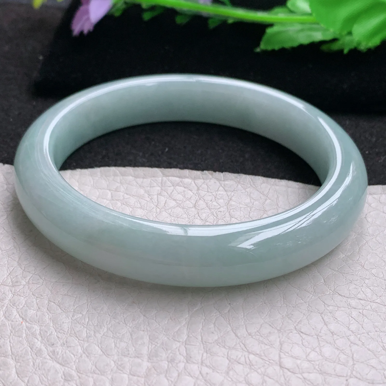 js大圈口62*12.3*9.3平安镯 缅甸翡翠a货精美浅绿宽边玉手镯 玉手环