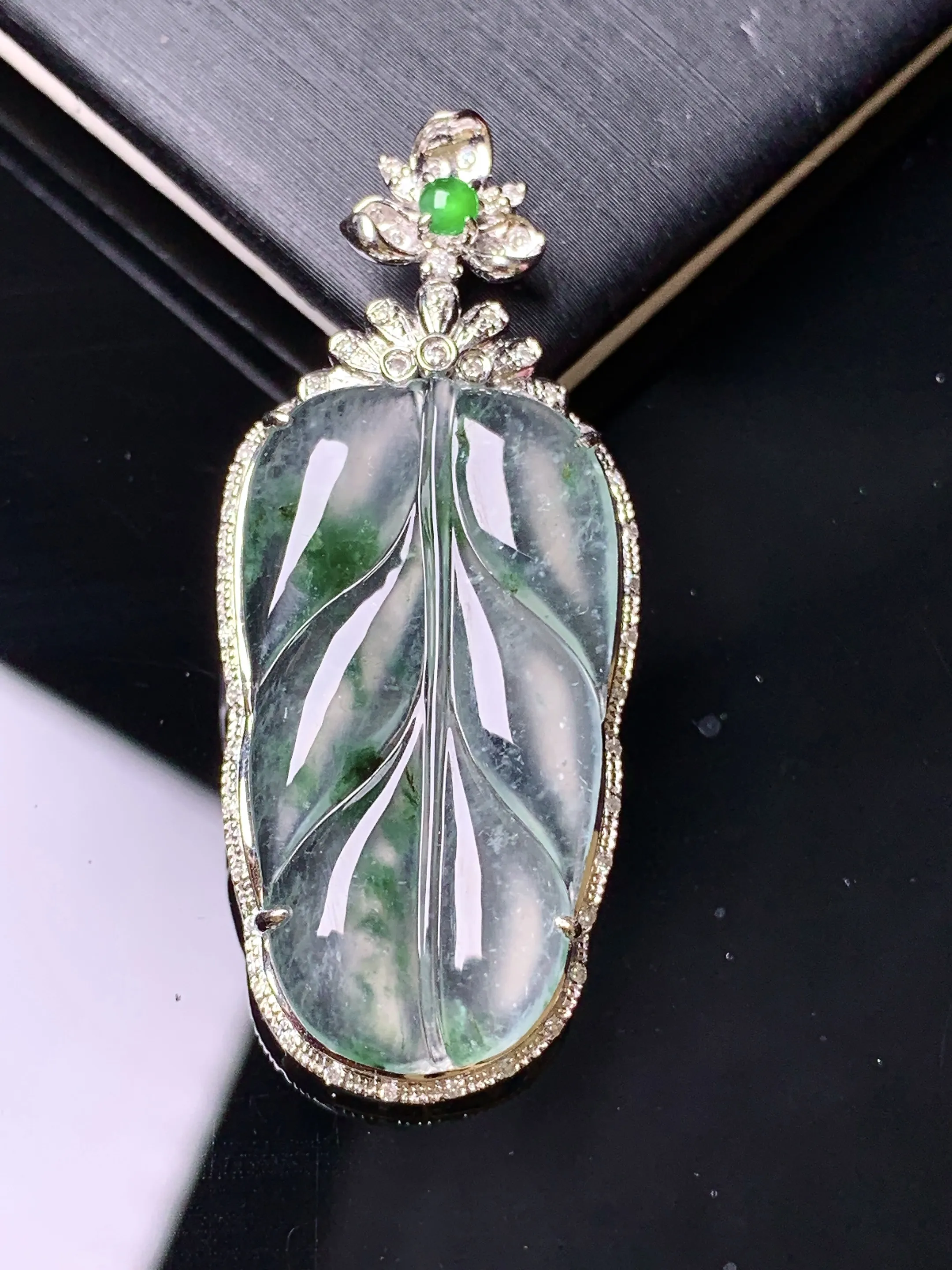 18金钻镶嵌飘绿树叶吊坠 玉质细腻 色泽清新艳丽 整体尺寸41.7*17.6*5.6