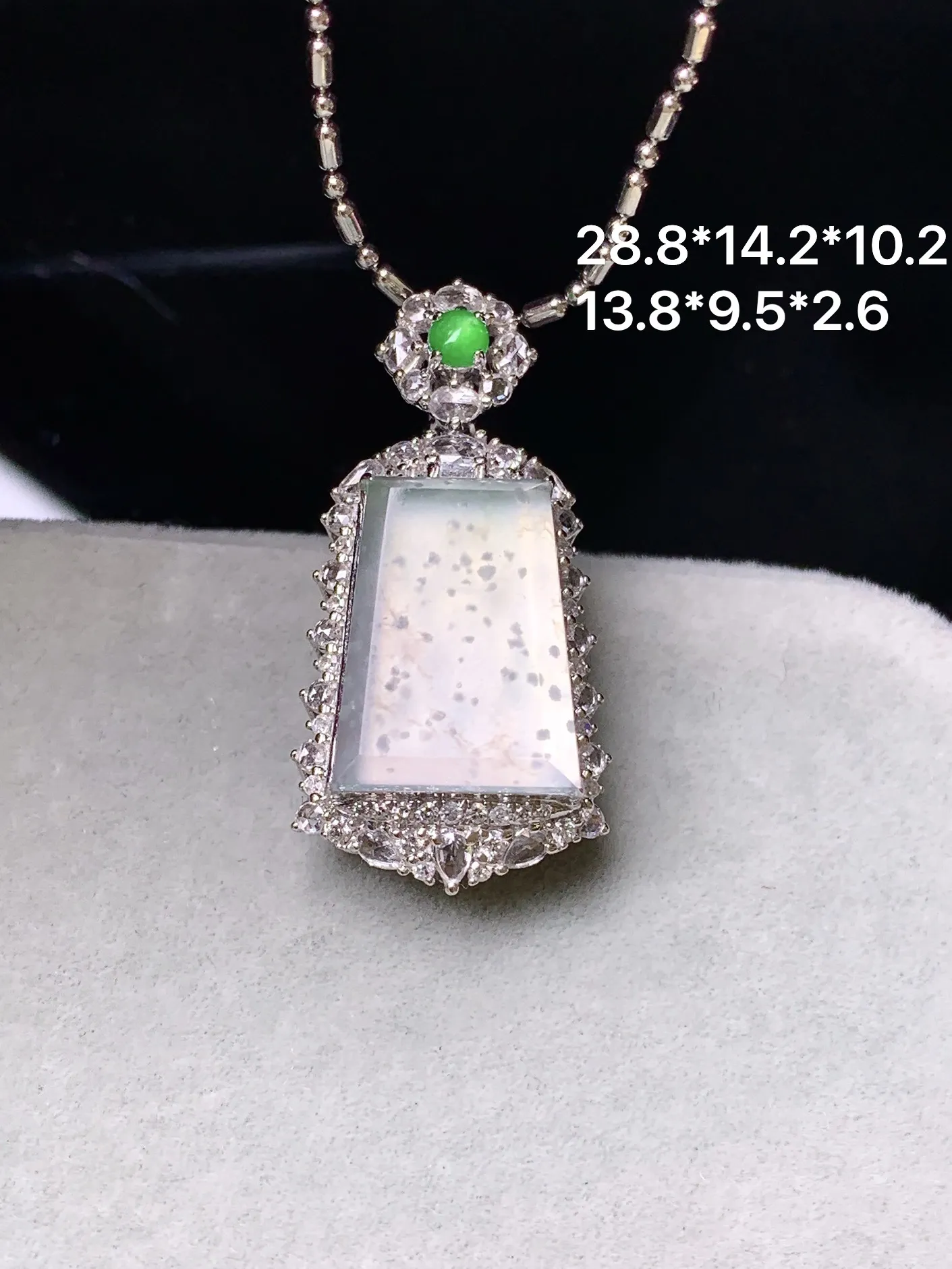 18金钻镶嵌冰种无事牌吊坠 玉质细腻 色泽清新艳丽 整体尺寸28.8*14.2*10.2