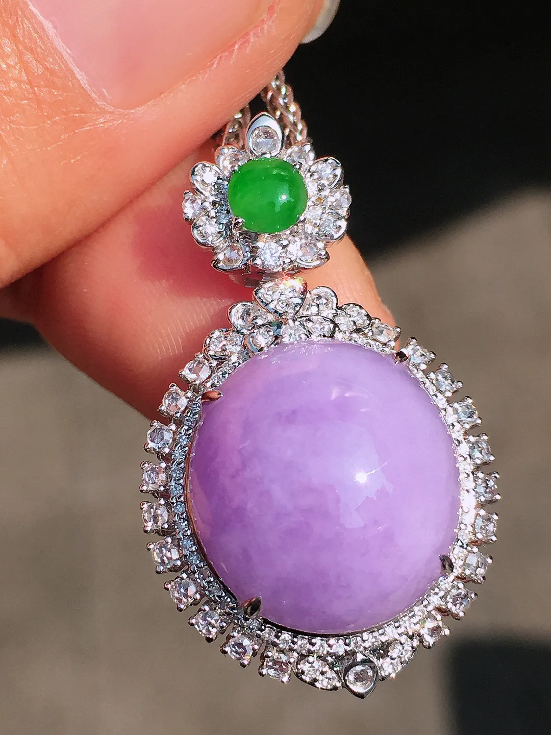 紫罗兰蛋面吊坠，色泽均匀艳丽，玉质细腻，荧光感超
强，饱满圆润，尽显优雅气质，18k
金豪华镶嵌