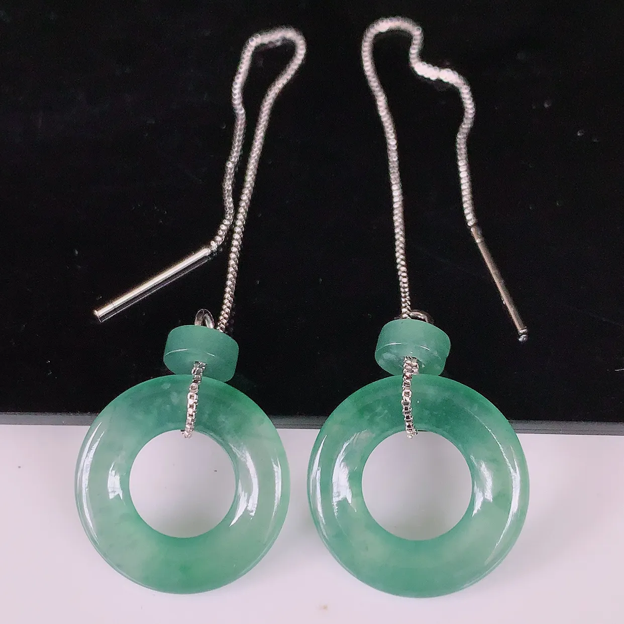 自然光实拍，冰种翡翠一对平安扣耳坠，翠色灵动，玉质细腻，颜色漂亮，品相佳，佩戴佳品！配银线 #727.3平安扣尺寸16.5*2.8mm