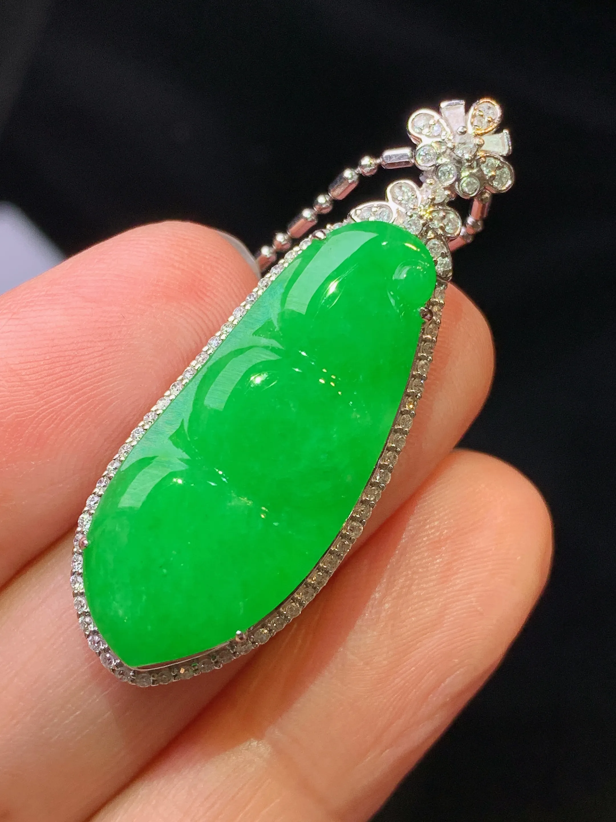 18金钻镶嵌满绿树叶吊坠 玉质细腻 色泽清新艳丽 整体尺寸40.7*14.2*8.2