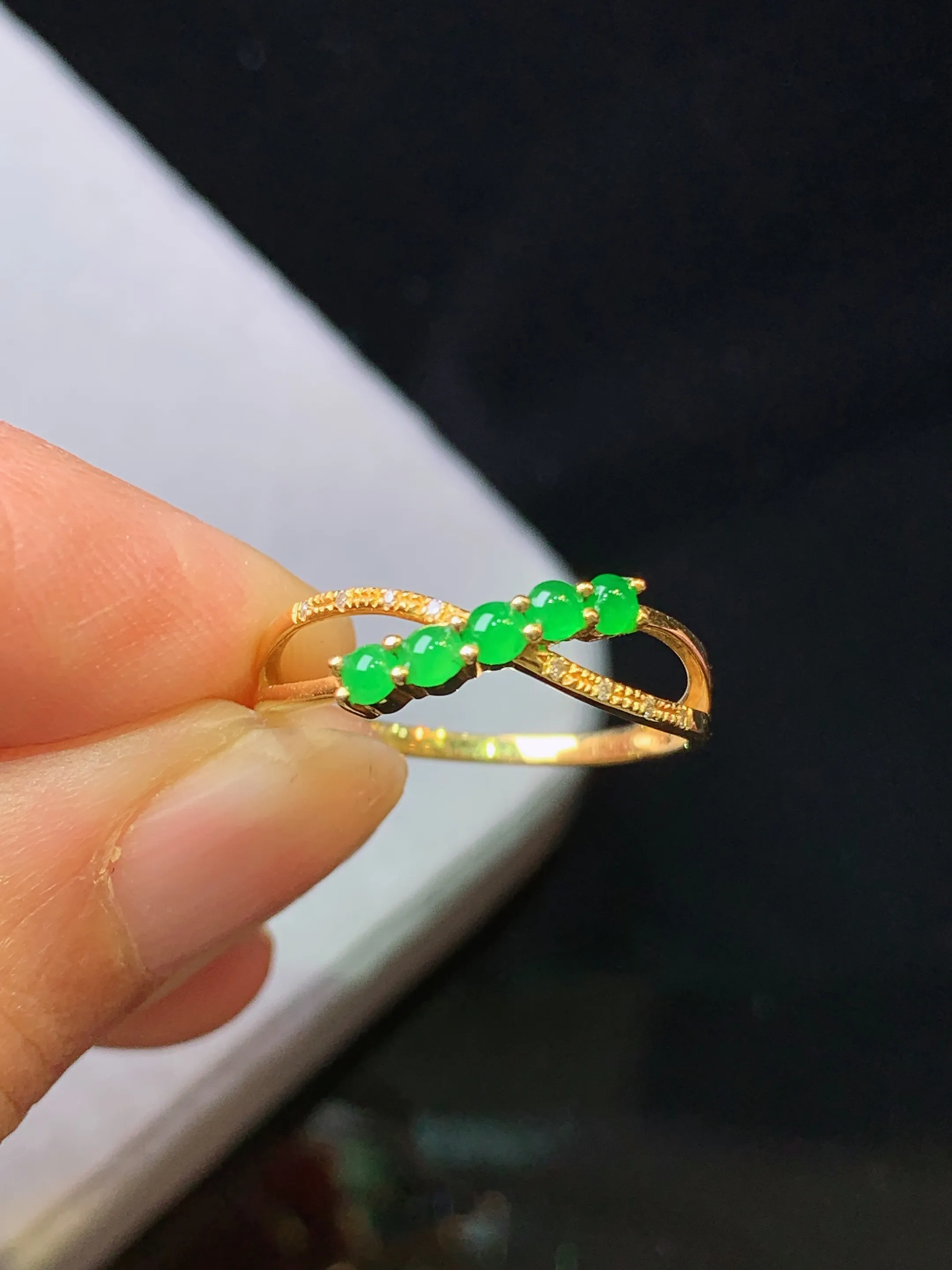 18金钻镶嵌满绿蛋面戒指吊坠 玉质细腻 色泽清新艳丽 整体尺寸2.2