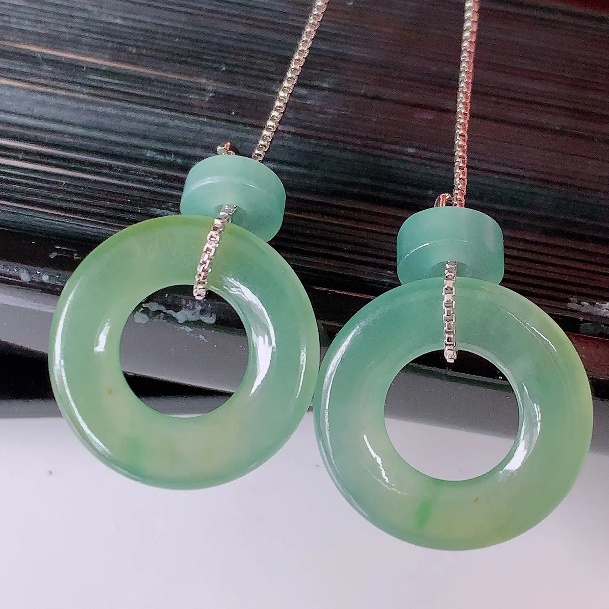 自然光实拍，冰种黄加绿翡翠一对平安扣耳坠，翠色灵动，玉质细腻，颜色漂亮，品相佳，佩戴佳品！配银线 #762.3平安扣尺寸14.6*2mm