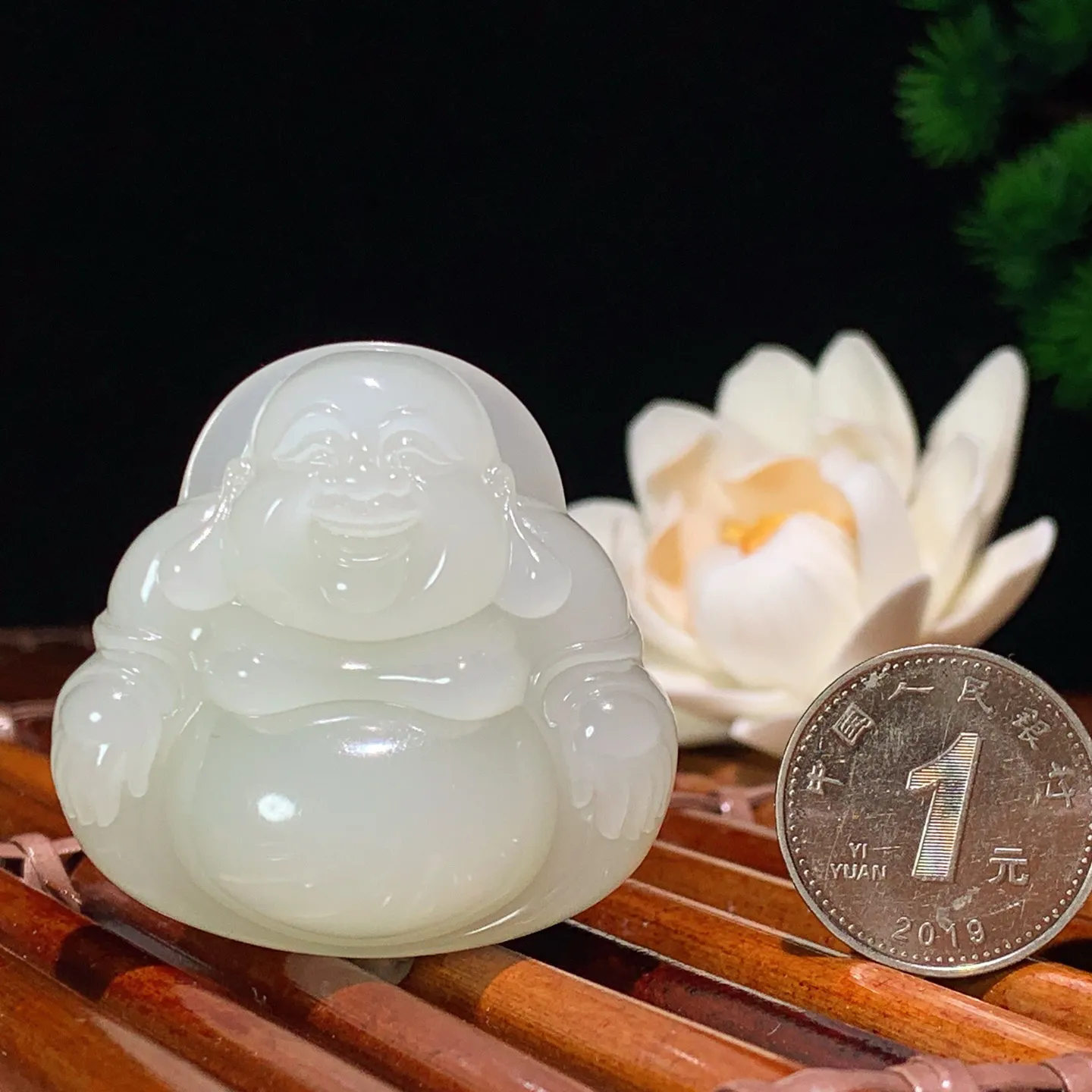 和田玉白玉佛引福来弥勒佛挂件 尺寸41/41/14mm重34克。玉质细腻油润。手推出油。品相大气 lt260121