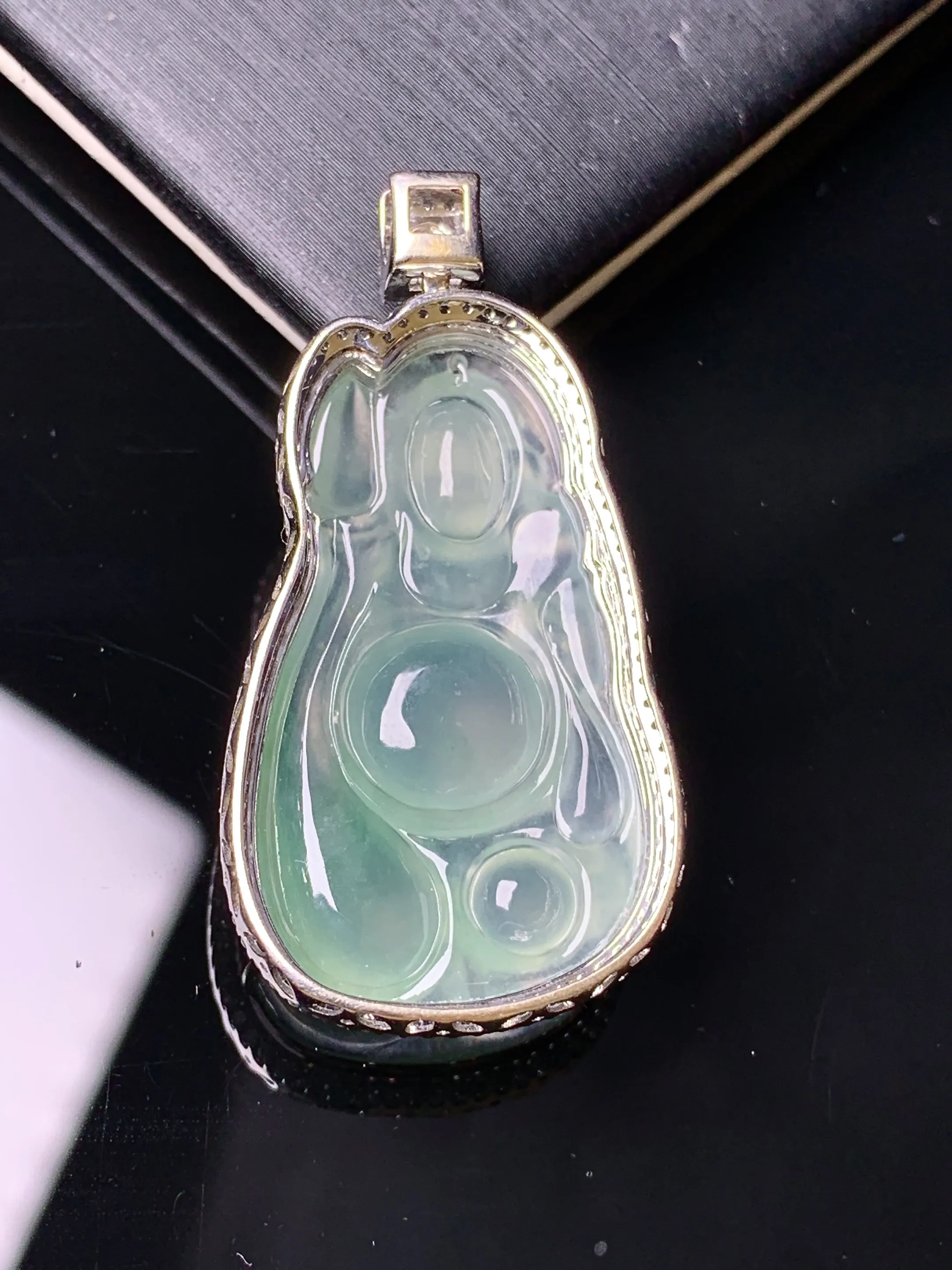 18金钻镶嵌飘绿逍遥佛公吊坠 玉质细腻 色泽清新艳丽 整体尺寸37.5*19.2*8.5