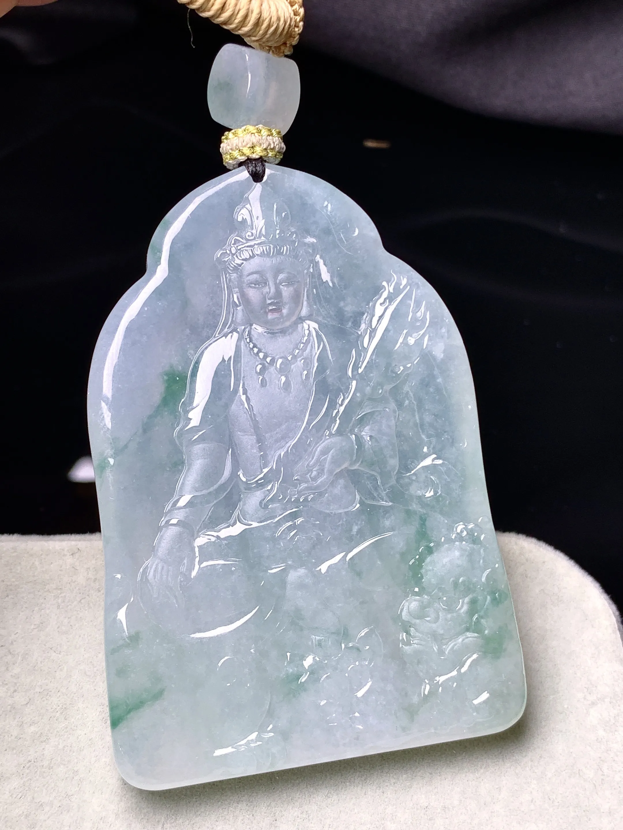 飘绿文殊观音菩萨吊坠 玉质细腻 色泽清新艳丽 整体尺寸58.2*41*6.7