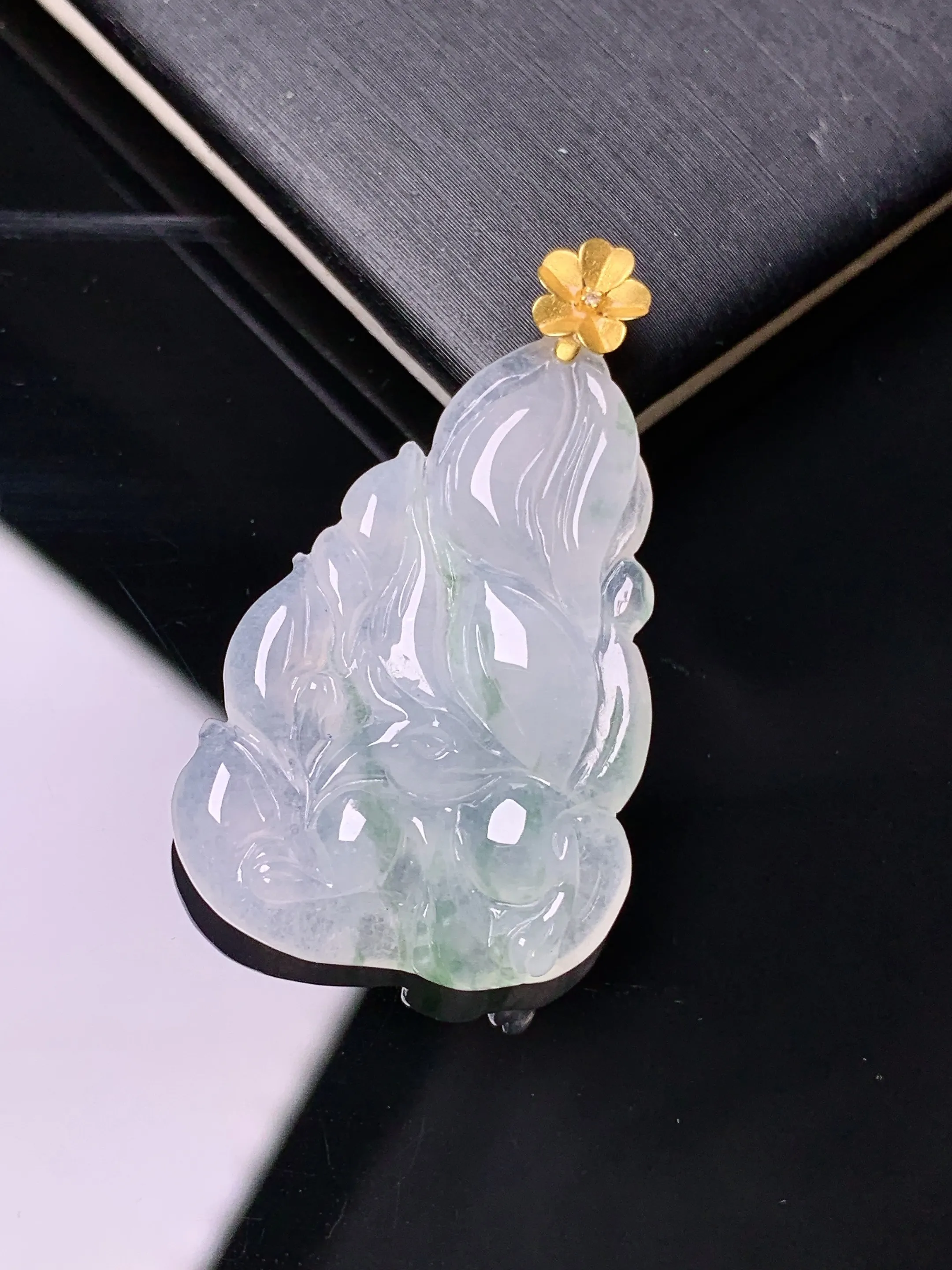 18金钻镶嵌冰种飘绿九尾狐吊坠 玉质细腻 色泽清新艳丽 整体尺寸36.5*20.5*4.8