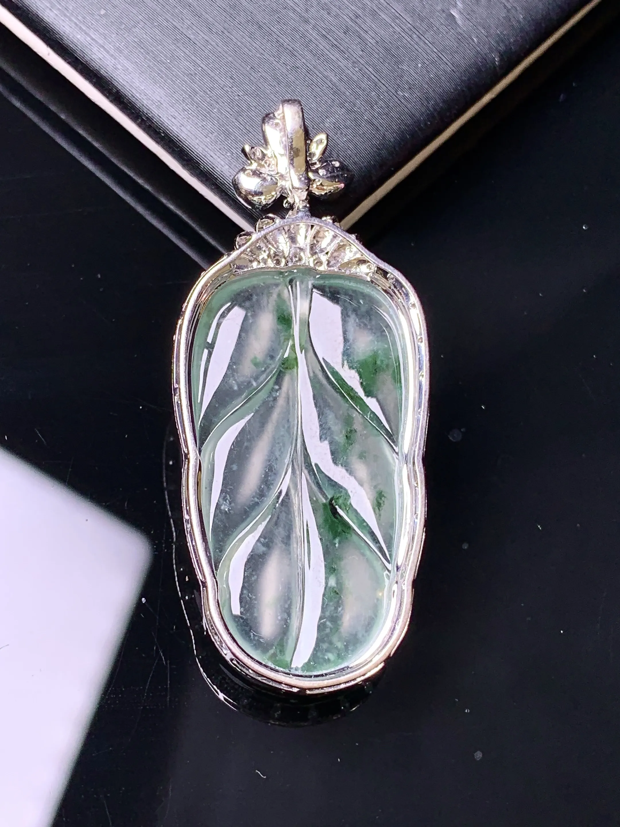 18金钻镶嵌飘绿树叶吊坠 玉质细腻 色泽清新艳丽 整体尺寸41.7*17.6*5.6