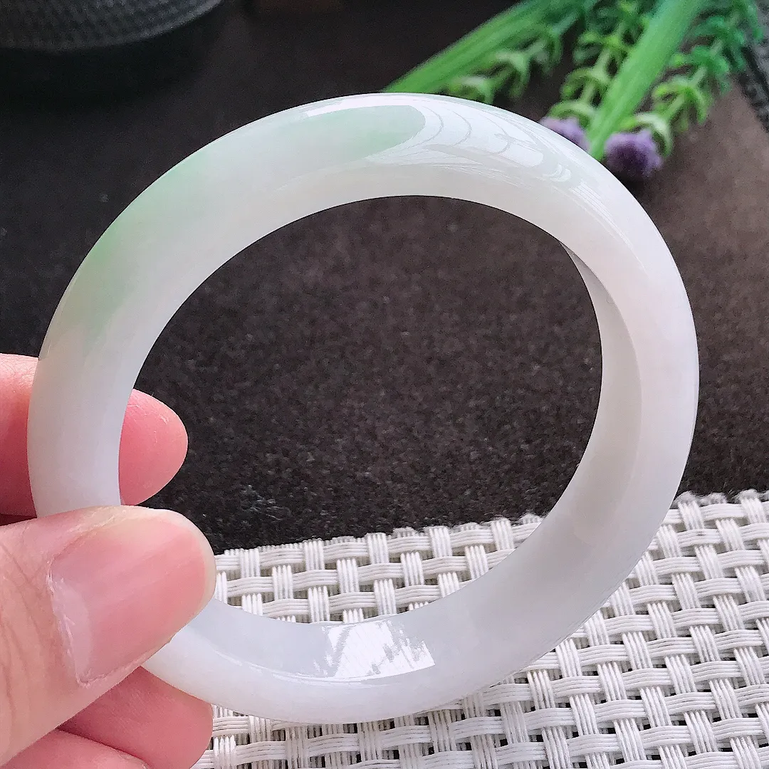 实拍A货翡翠55.5/12.8/8.3老坑冰润起胶浅绿色手镯宽边玉镯子