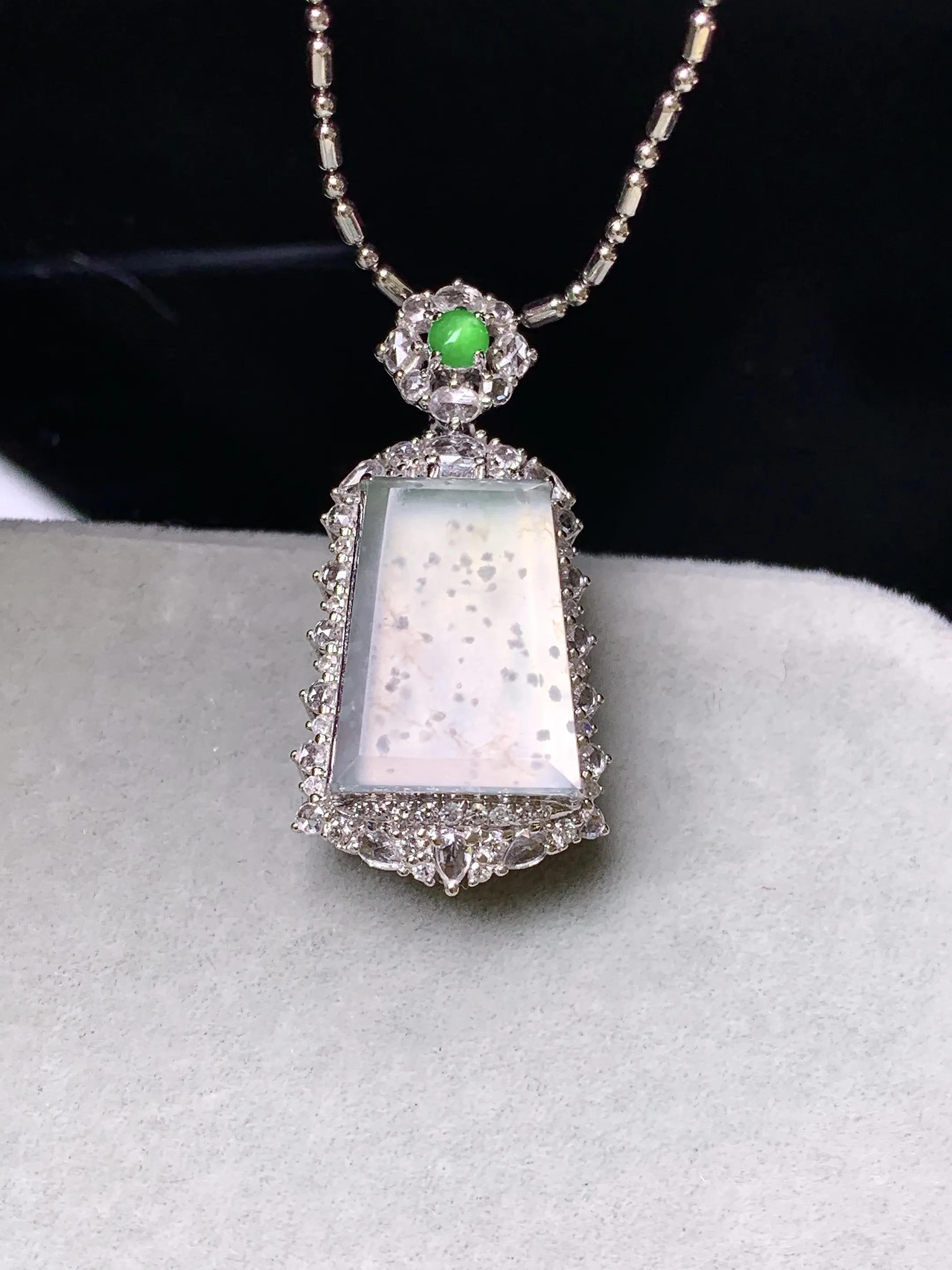 18金钻镶嵌冰种无事牌吊坠 玉质细腻 色泽清新艳丽 整体尺寸28.8*14.2*10.2