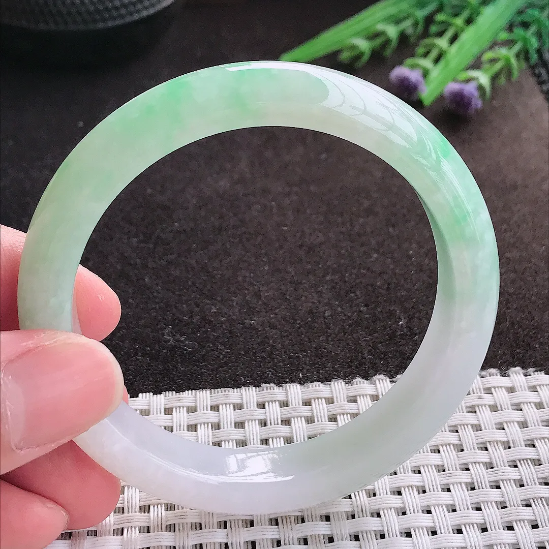 实拍A货翡翠56/11.6/8.2老坑冰润飘绿手镯宽边玉镯子