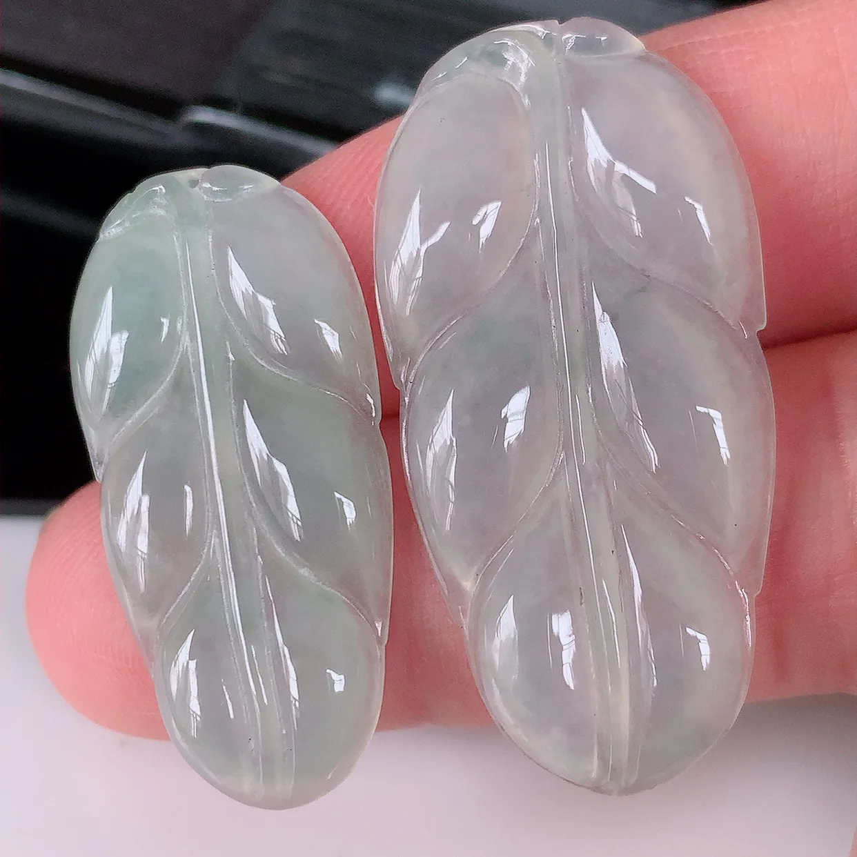 自然光实拍，冰种翡翠一对叶子吊坠 ，种水足，色泽清新，工艺精湛，叶子寓意美好；金枝玉叶，事业有成。#166.3尺寸40*20*4，34.5*16.8*3.6mm