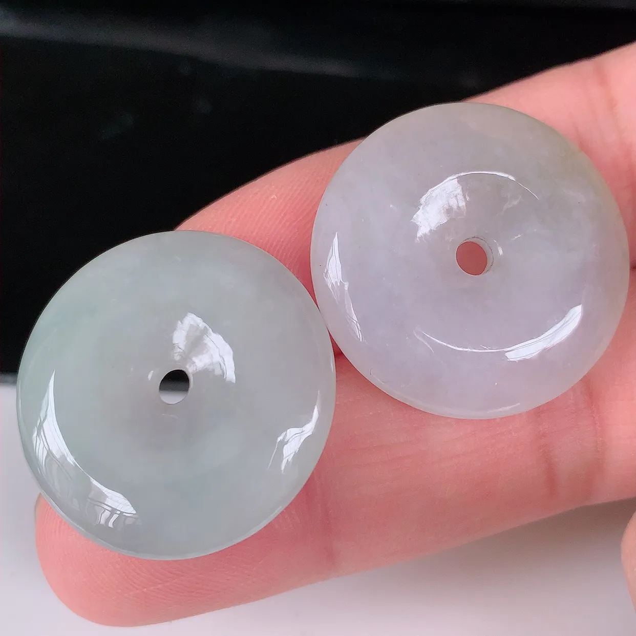 自然光实拍，冰翡翠一对平安扣吊坠，玉扣，平安是福；很美的料子，平安扣佩戴优雅迷人！#167.3尺寸26-6，26-5.6mm