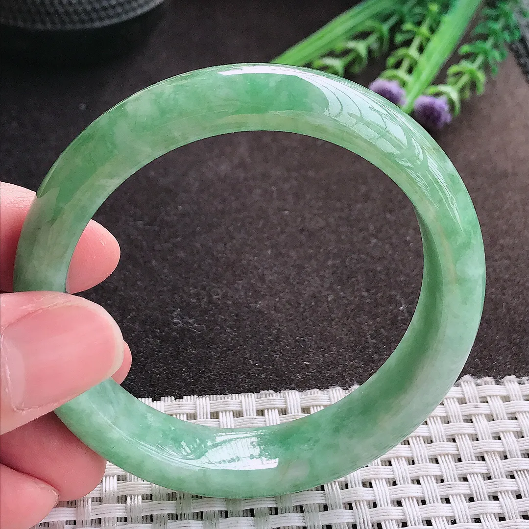 实拍A货翡翠56/13.7/8.2老坑精美满绿手镯宽边玉镯子