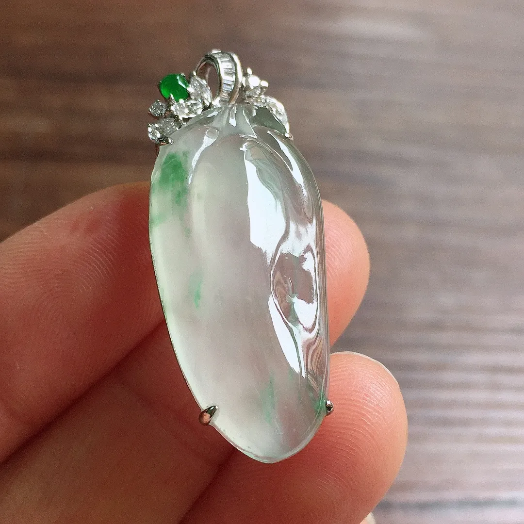 冰飘花福瓜吊坠，18k金镶嵌，冰润饱满，玉质细腻，种水足，Jj 尺寸37.6*15*7.7