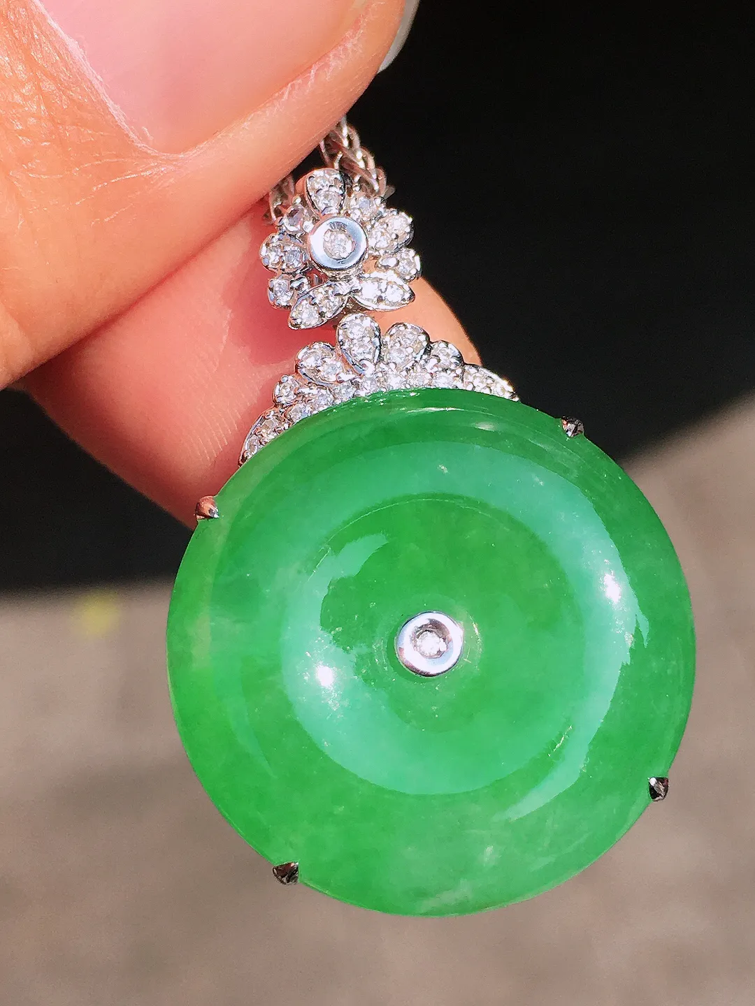 阳绿平安扣吊坠，色泽均匀艳丽，玉质细腻，荧光感超
强，饱满圆润，尽显优雅气质，18k
金豪华镶嵌