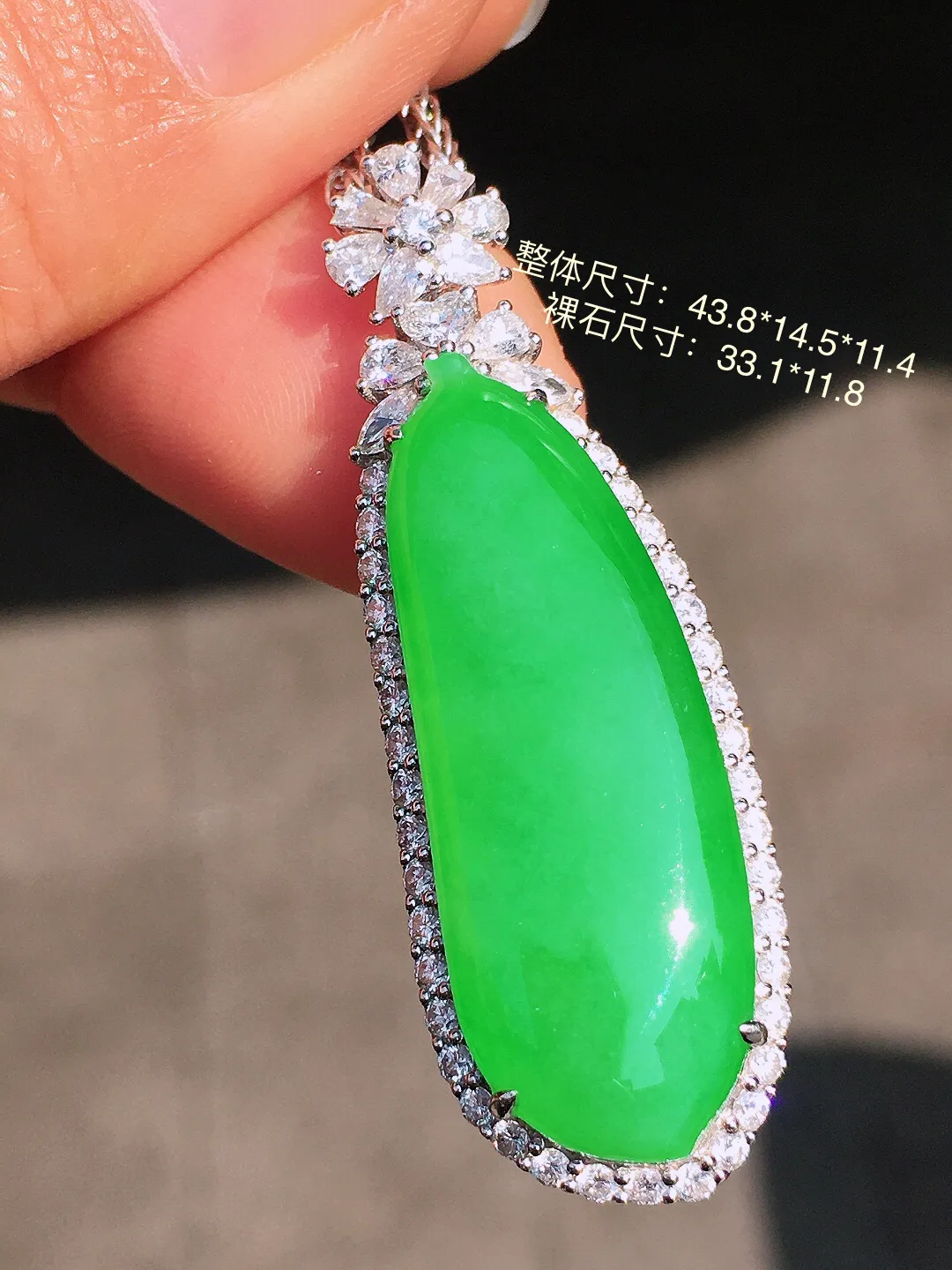 阳绿福瓜吊坠，色泽均匀艳丽，玉质细腻，荧光感超
强，饱满圆润，尽显优雅气质，18k
金豪华镶嵌