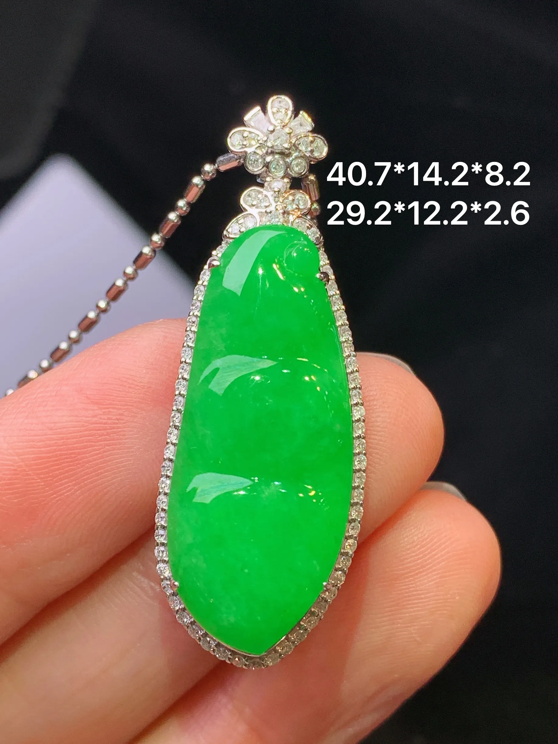 18金钻镶嵌满绿树叶吊坠 玉质细腻 色泽清新艳丽 整体尺寸40.7*14.2*8.2