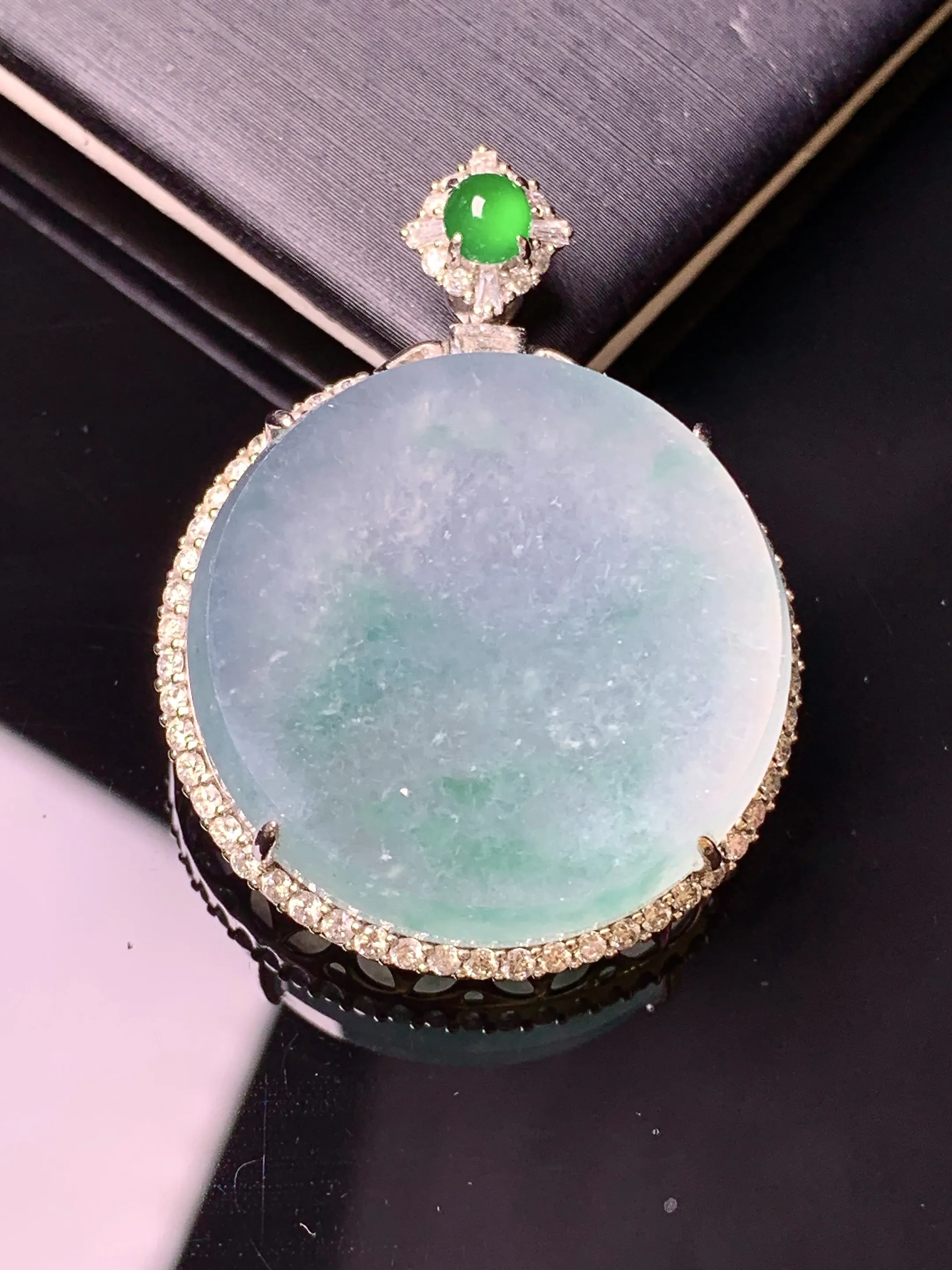 18金钻镶嵌飘绿圆牌吊坠 玉质细腻 色泽清新艳丽 整体尺寸36.2*27.3*9.2