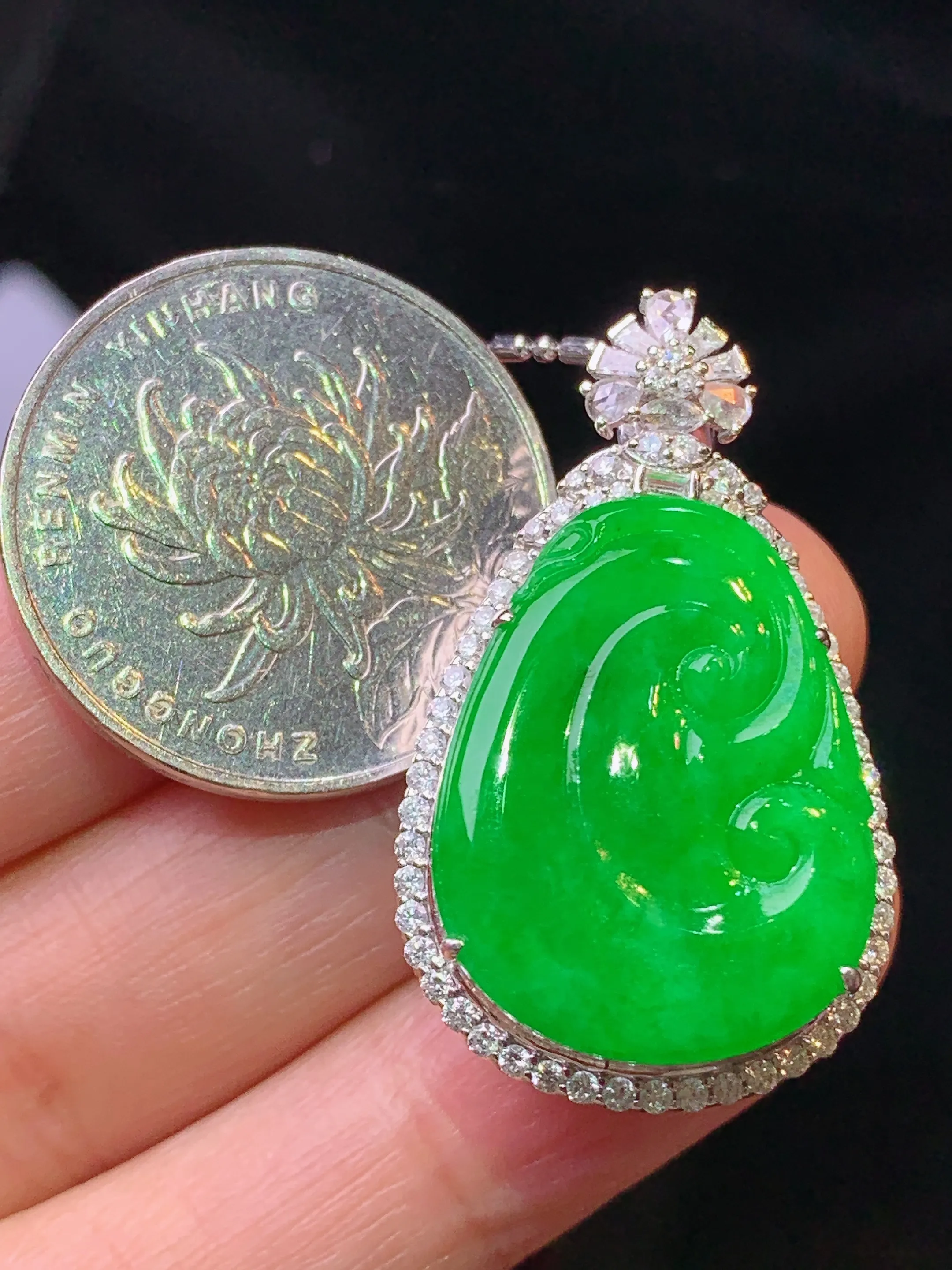 18金钻镶嵌满绿如意吊坠 玉质细腻 色泽清新艳丽 整体尺寸34.6*20.6*11.2