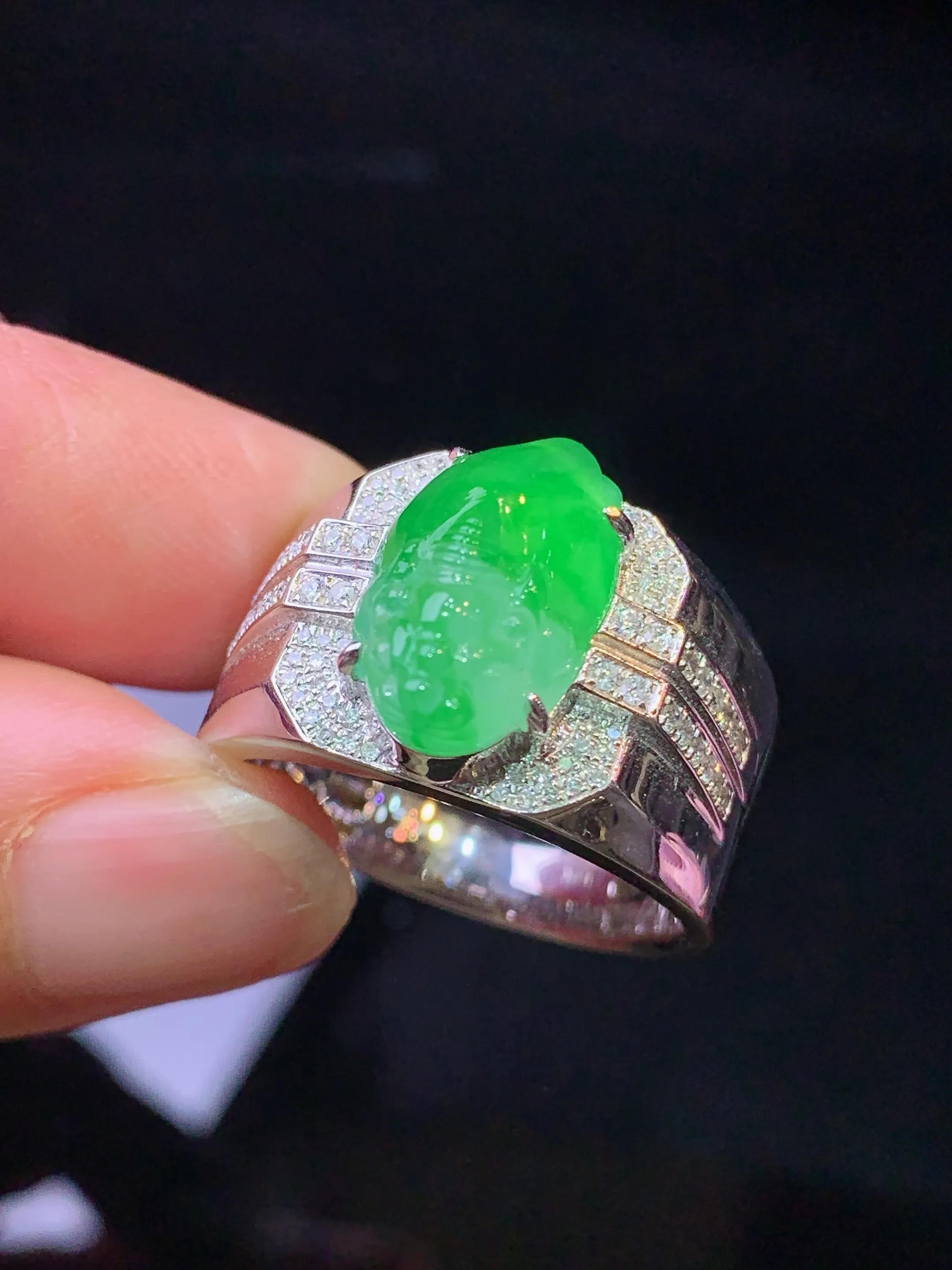 18金钻镶嵌翠绿貔貅戒指 玉质细腻 色泽清新艳丽 圈口20.5 裸石尺寸14.3*8.6*5.6