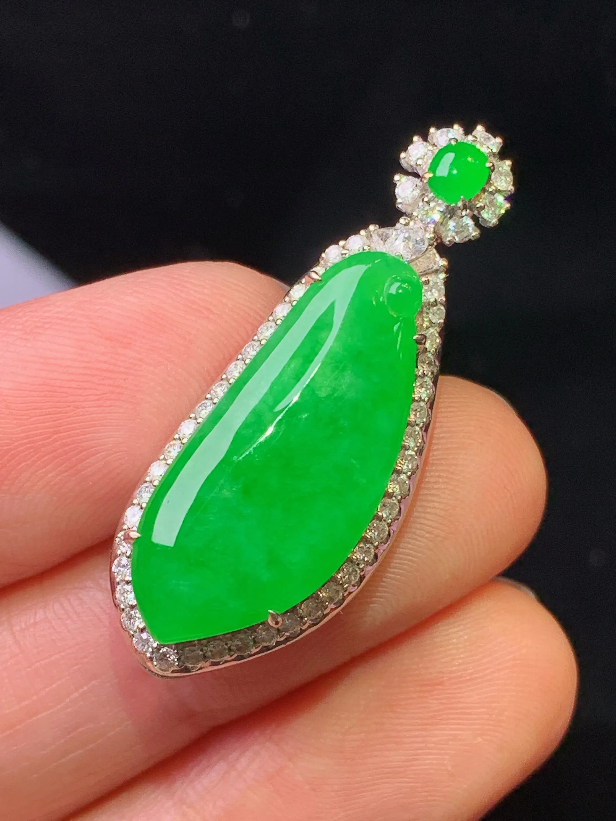 18金钻镶嵌满绿福瓜吊坠 玉质细腻 色泽清新艳丽 整体尺寸34*13*8.8