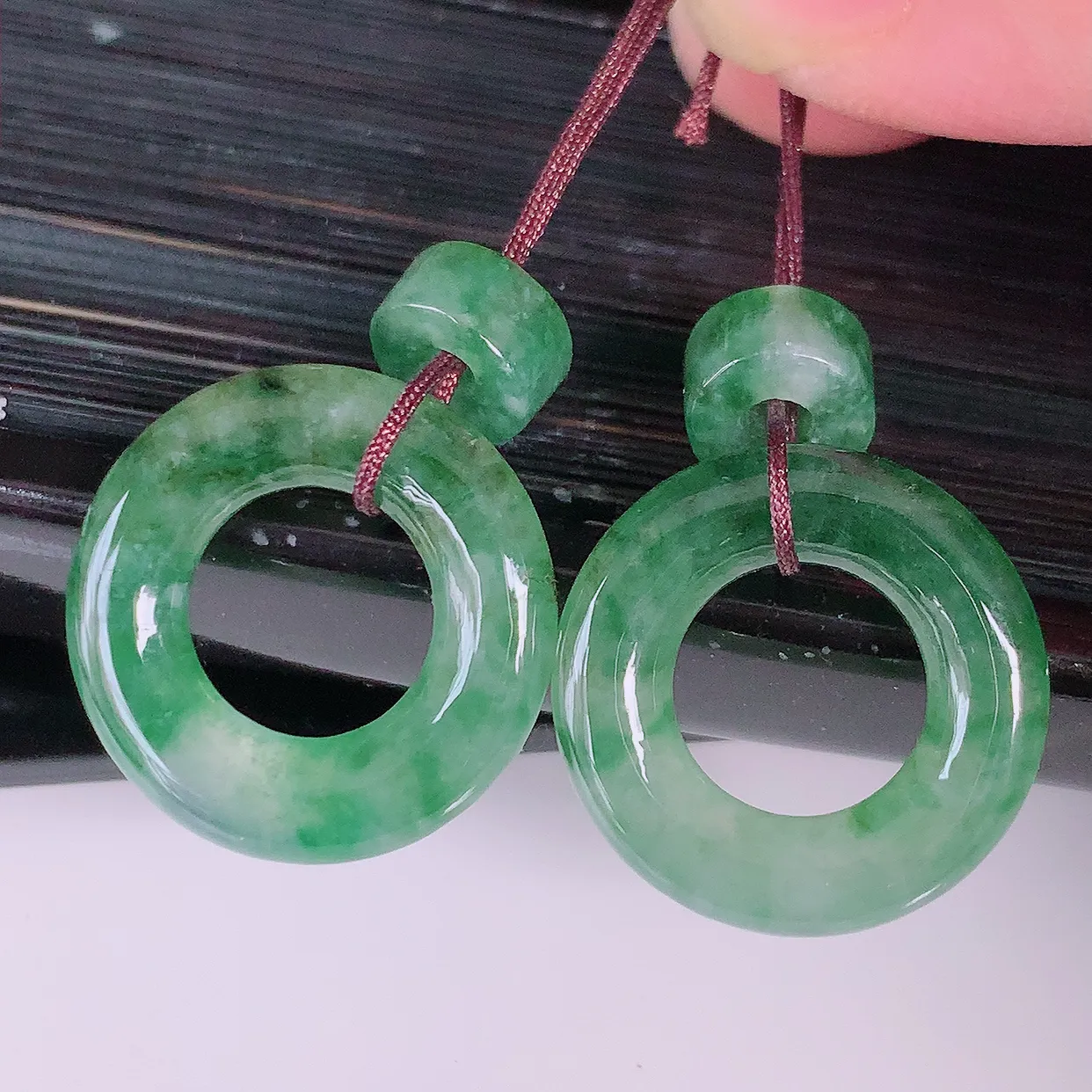 自然光实拍，冰种飘花翡翠一对平安扣耳坠，翠色灵动，玉质细腻，颜色漂亮，品相佳，佩戴佳品！配银线 #1