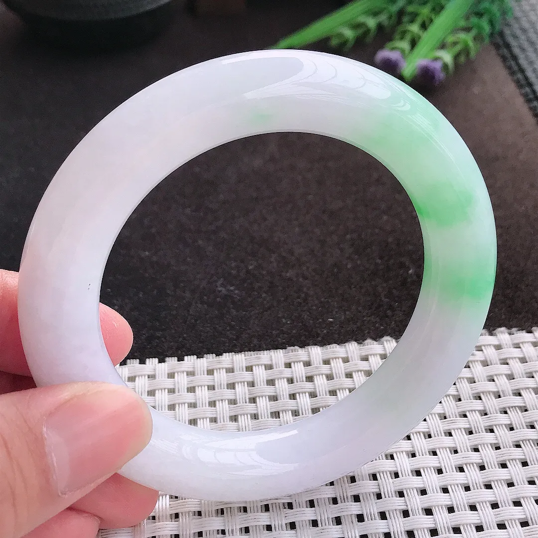 实拍A货翡翠56.5/12.2老坑精美冰润飘绿胖圆条手镯翡翠玉镯子