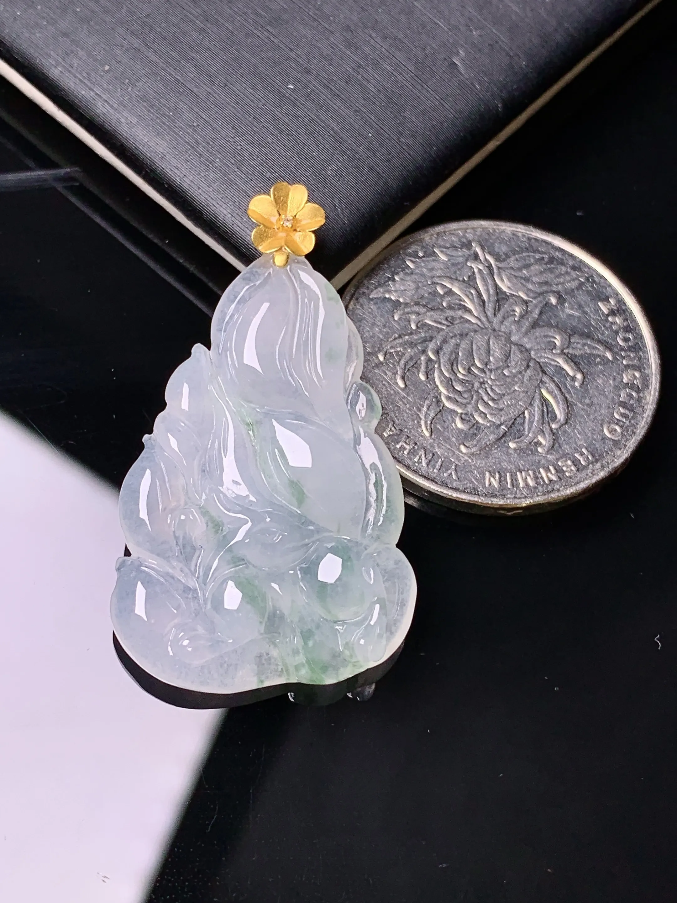 18金钻镶嵌冰种飘绿九尾狐吊坠 玉质细腻 色泽清新艳丽 整体尺寸36.5*20.5*4.8