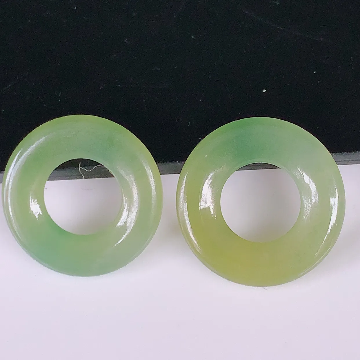 自然光实拍，冰种黄翡翡翠一对平安扣耳坠，翠色灵动，玉质细腻，颜色漂亮，品相佳，佩戴佳品！配银线 #772.3平安扣尺寸15-2.2mm