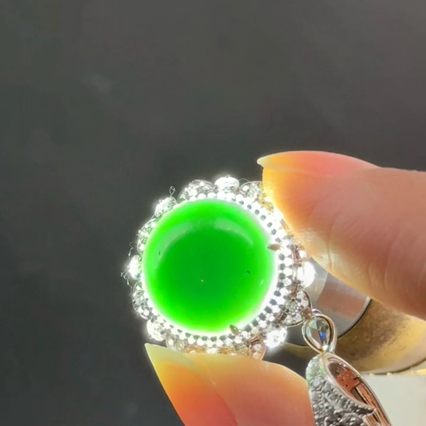 精品18k墨翠蛋面耳坠 种好色正 黑度极好打灯通透 油性十足 尺寸13.3