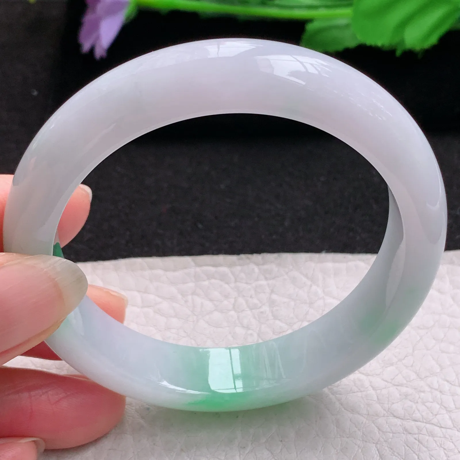 yh实拍56.5*13*8.3平安镯 缅甸翡翠a货精美白底青宽边玉手镯 玉手环