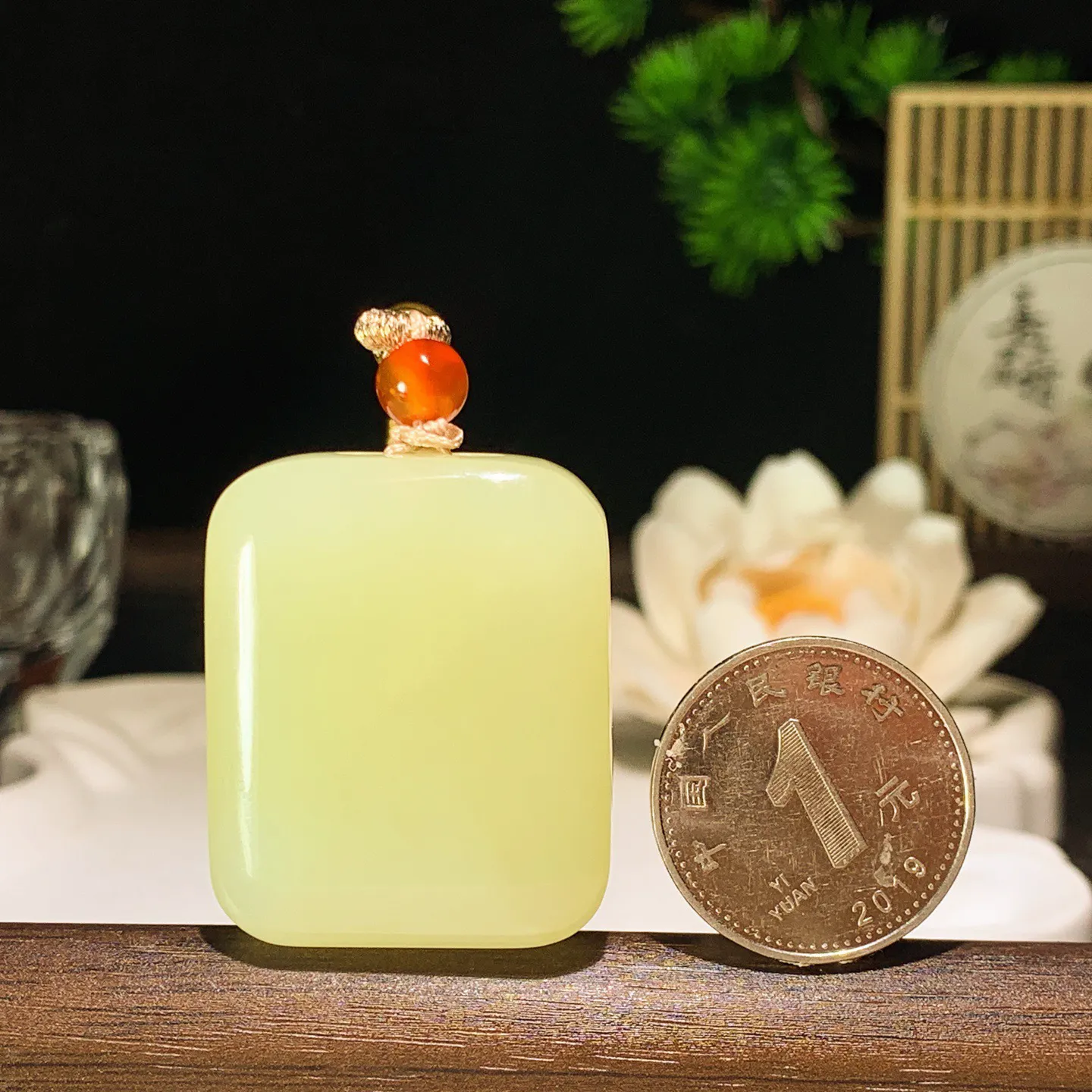 新疆和田玉若羌黄口料平安无事牌挂件。尺寸33/27/10重27.6克 无裂无杂 玉质细腻油润 底色纯净 脂粉好，品质好。lt260124