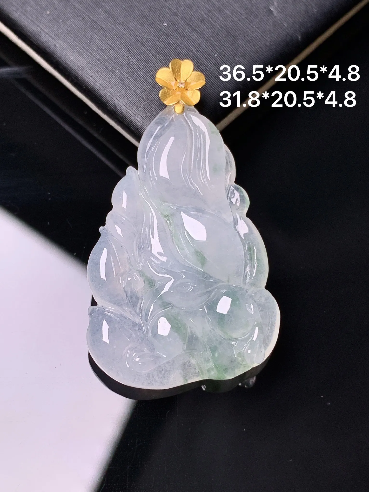 18金钻镶嵌冰种飘绿九尾狐吊坠 玉质细腻 色泽清新艳丽 整体尺寸36.5*20.5*4.8