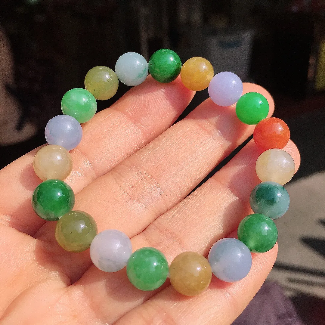 多宝手串，色泽均匀艳丽，玉质细腻，荧光感超
强，饱满圆润，尽显优雅气质